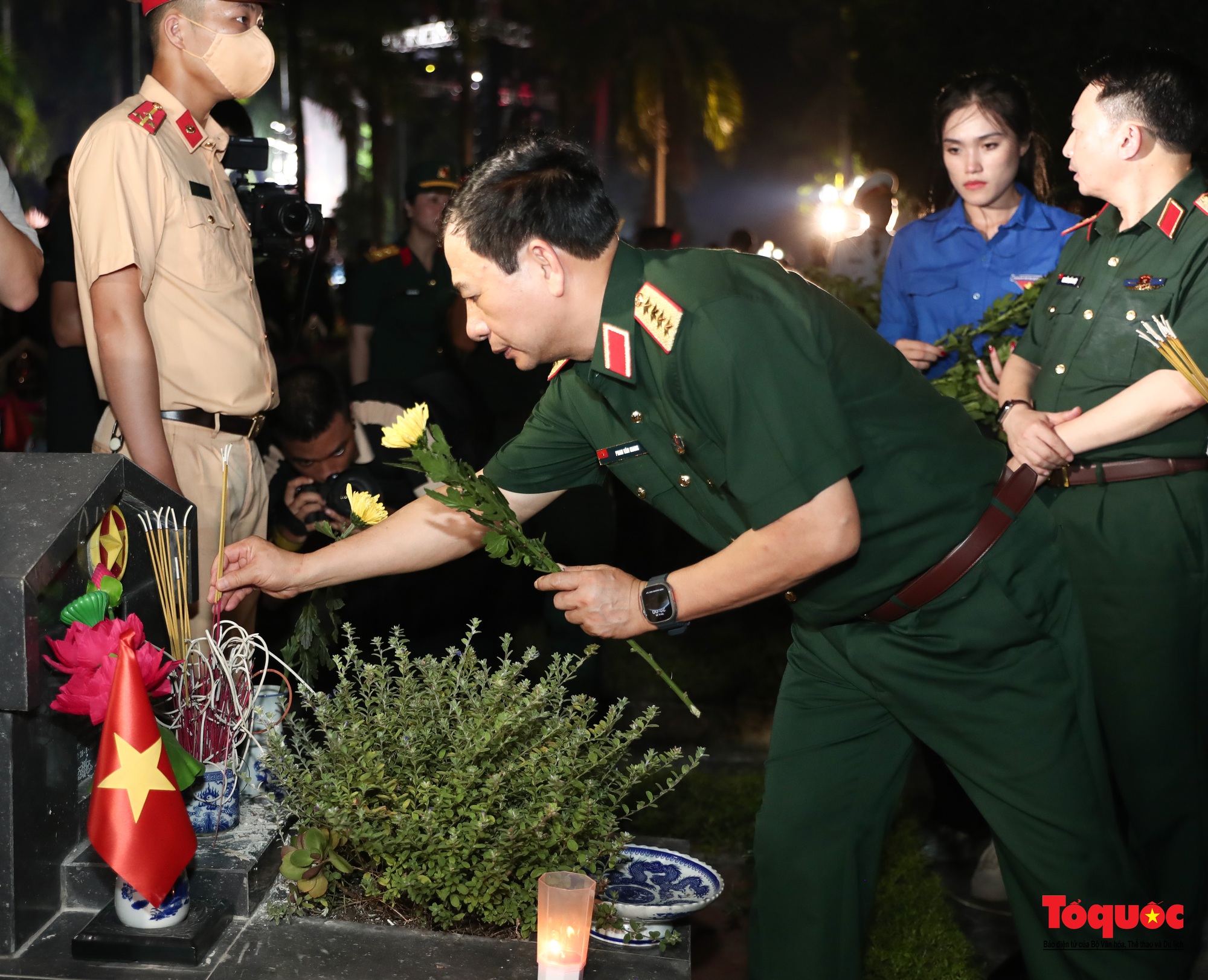 Những ngọn nến tri ân được thắp lên tại Nghĩa trang Liệt sĩ thành phố Hà Nội - Ảnh 6.