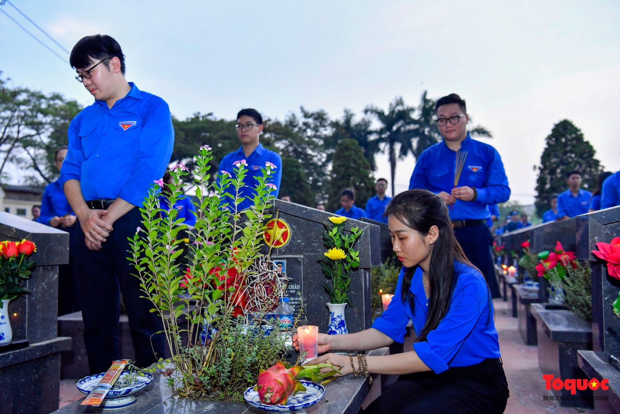 Những ngọn nến tri ân được thắp lên tại Nghĩa trang Liệt sĩ thành phố Hà Nội - Ảnh 11.