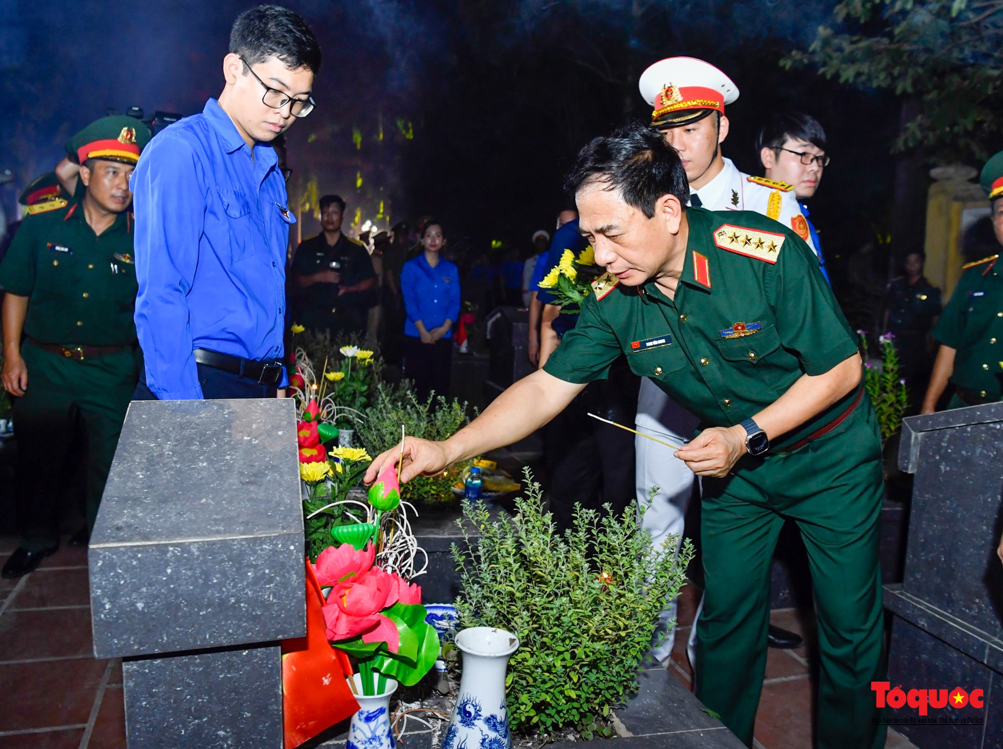 Những ngọn nến tri ân được thắp lên tại Nghĩa trang Liệt sĩ thành phố Hà Nội - Ảnh 5.