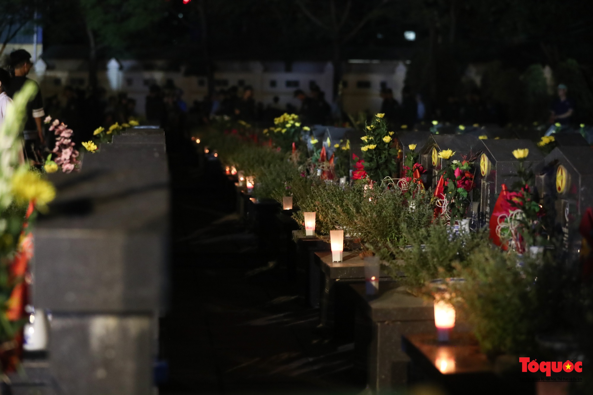 Những ngọn nến tri ân được thắp lên tại Nghĩa trang Liệt sĩ thành phố Hà Nội - Ảnh 20.