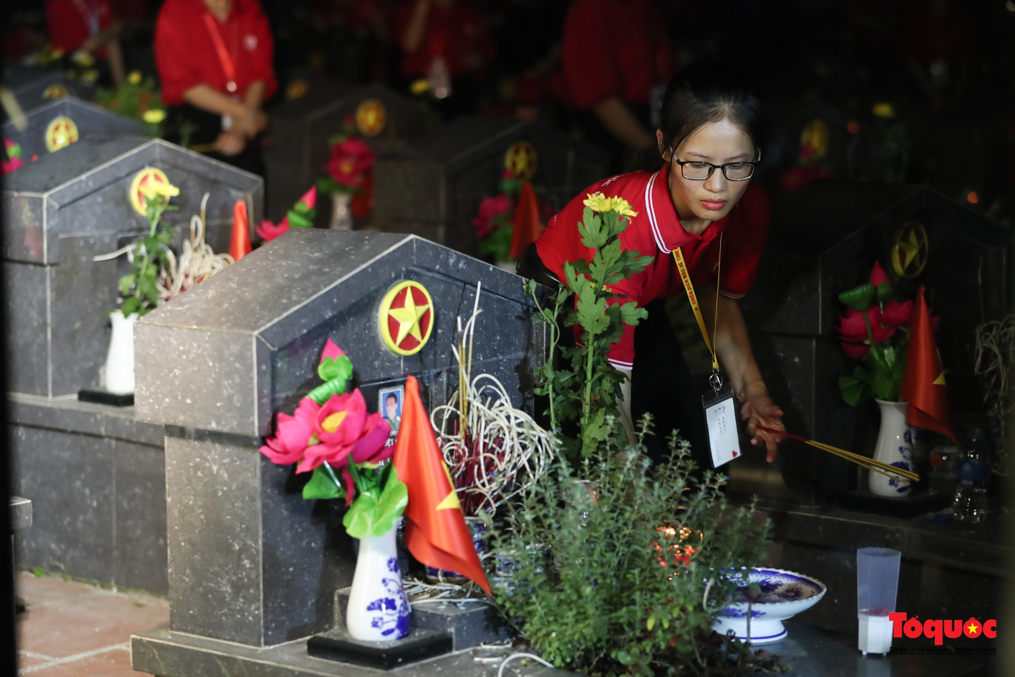 Những ngọn nến tri ân được thắp lên tại Nghĩa trang Liệt sĩ thành phố Hà Nội - Ảnh 13.