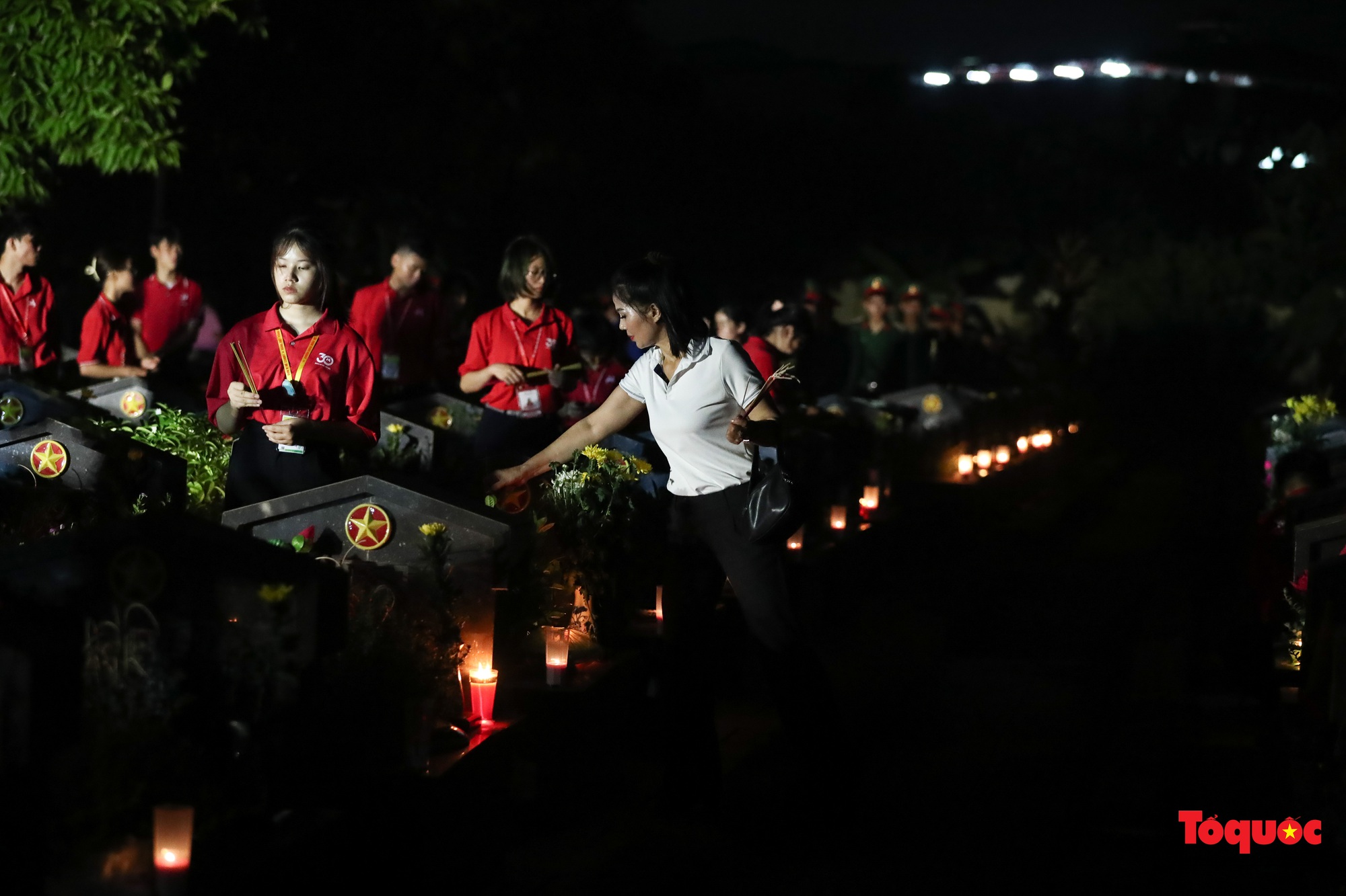 Những ngọn nến tri ân được thắp lên tại Nghĩa trang Liệt sĩ thành phố Hà Nội - Ảnh 22.