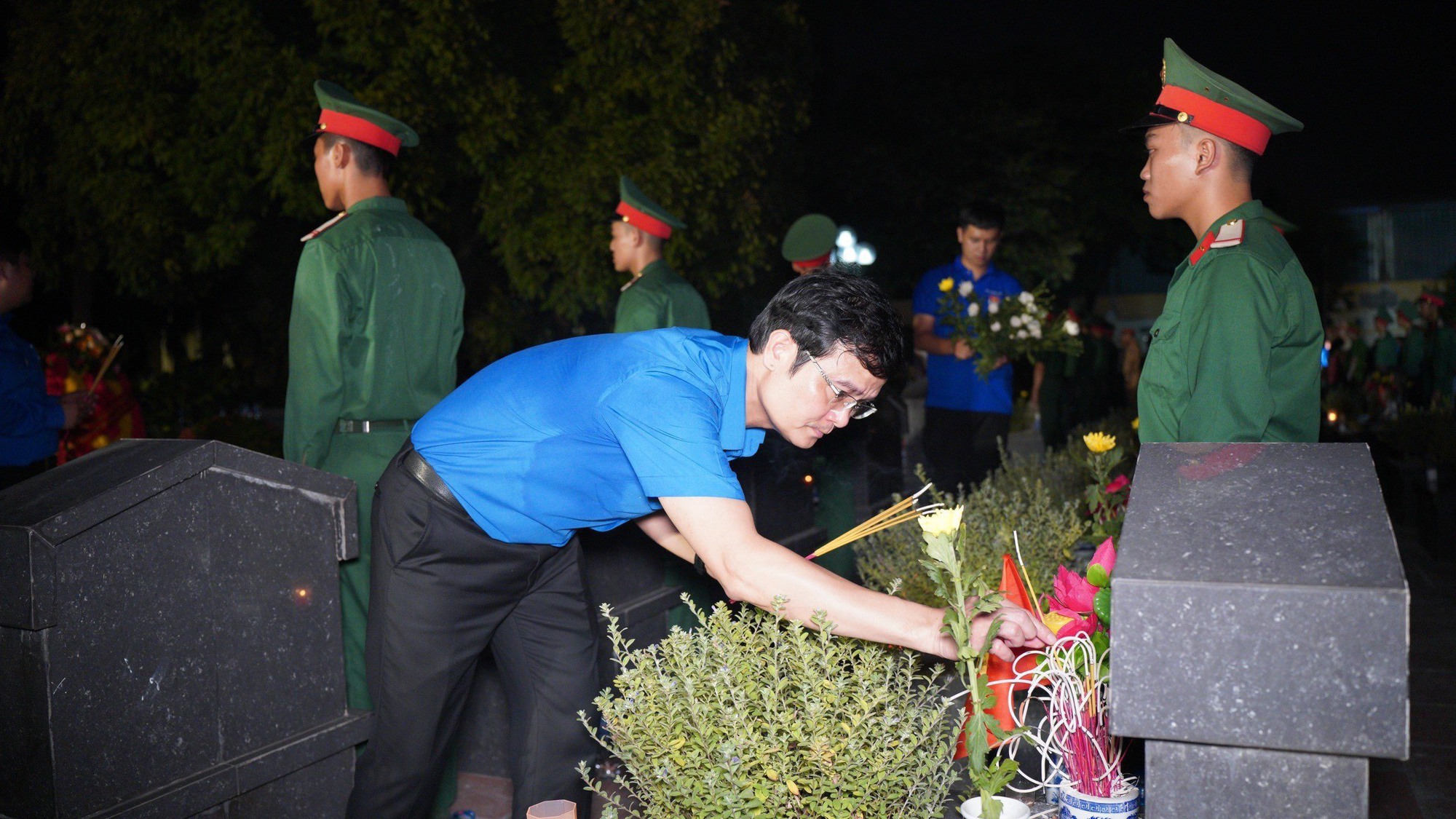 Những ngọn nến tri ân được thắp lên tại Nghĩa trang Liệt sĩ thành phố Hà Nội - Ảnh 12.