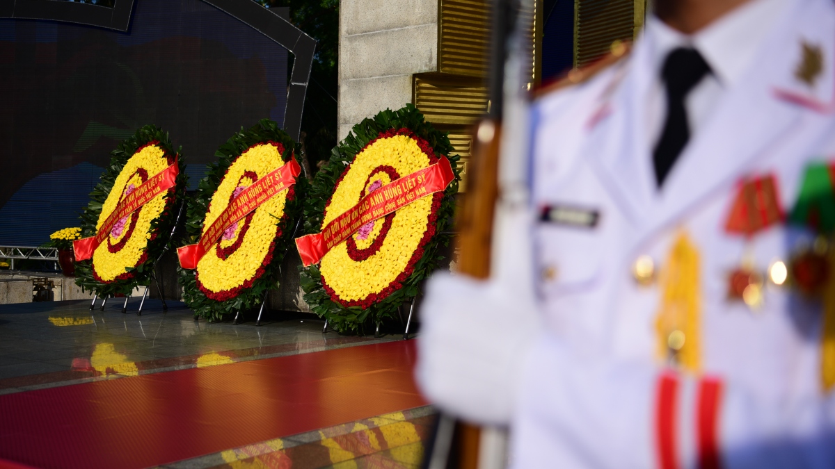 Lãnh đạo Đảng, Nhà nước dâng hương tưởng niệm các Anh hùng liệt sỹ và vào Lăng viếng Chủ tịch Hồ Chí Minh - Ảnh 12.