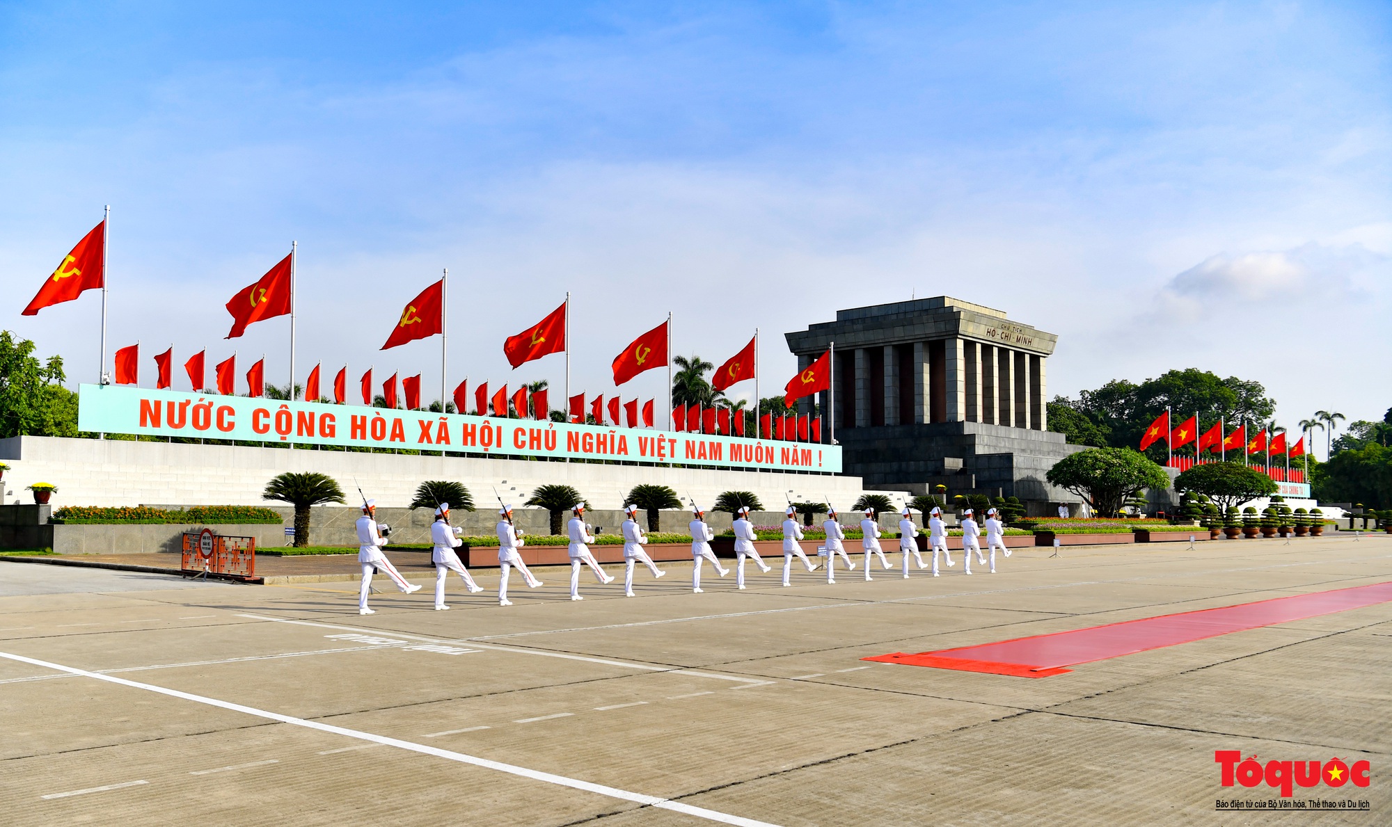Lãnh đạo Đảng, Nhà nước dâng hương tưởng niệm các Anh hùng liệt sỹ và vào Lăng viếng Chủ tịch Hồ Chí Minh - Ảnh 1.