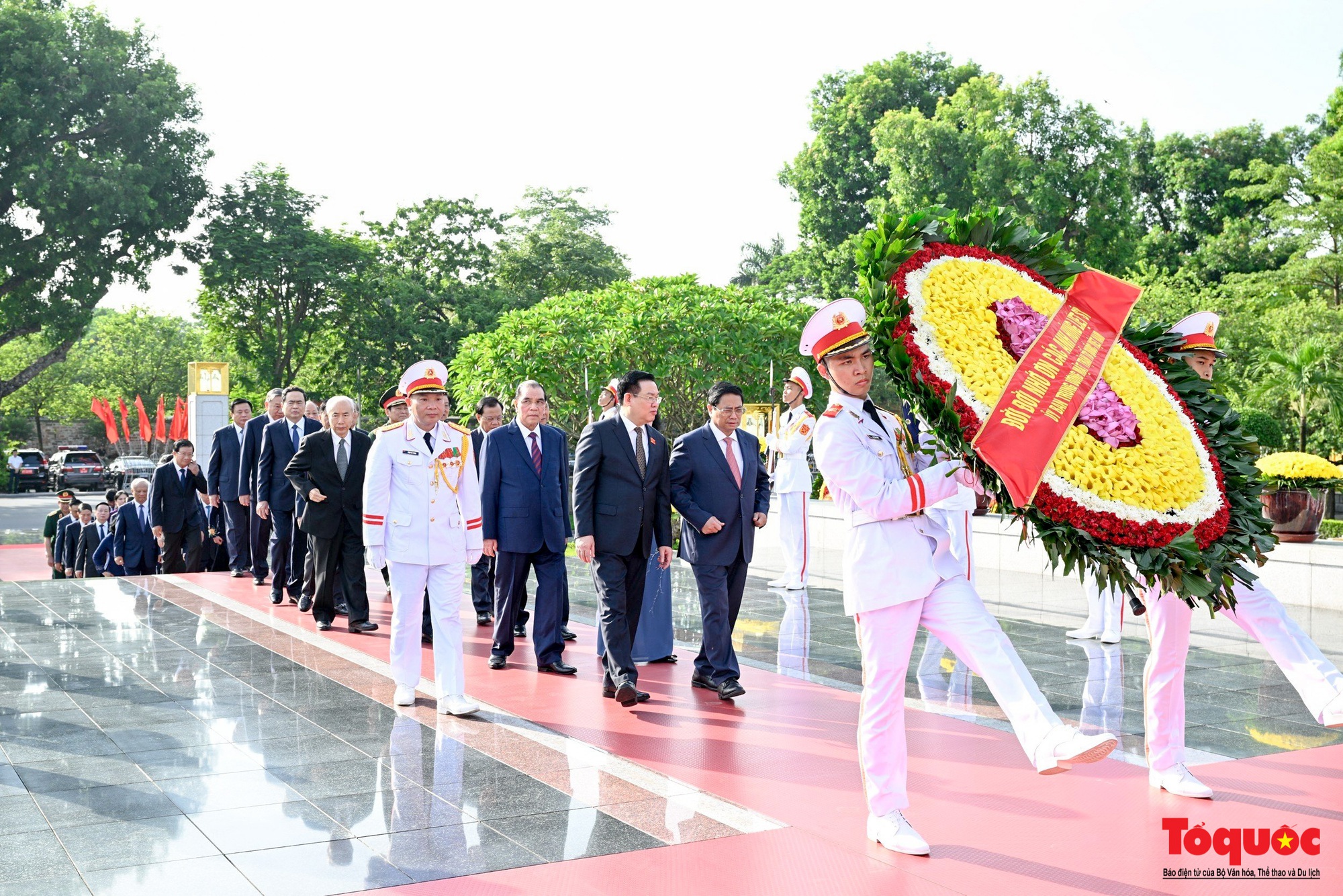 Lãnh đạo Đảng, Nhà nước dâng hương tưởng niệm các Anh hùng liệt sỹ và vào Lăng viếng Chủ tịch Hồ Chí Minh - Ảnh 2.