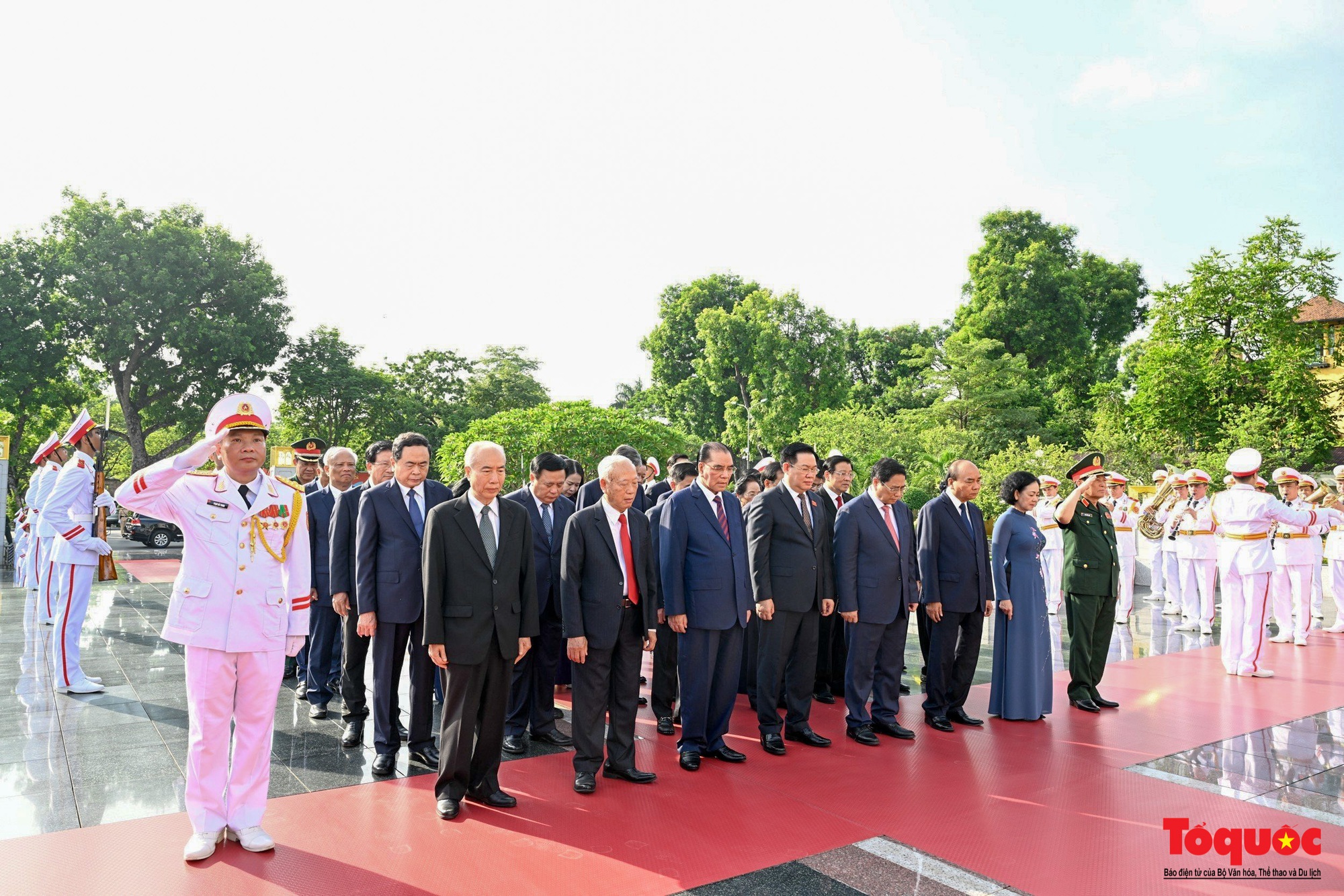 Lãnh đạo Đảng, Nhà nước dâng hương tưởng niệm các Anh hùng liệt sỹ và vào Lăng viếng Chủ tịch Hồ Chí Minh - Ảnh 3.