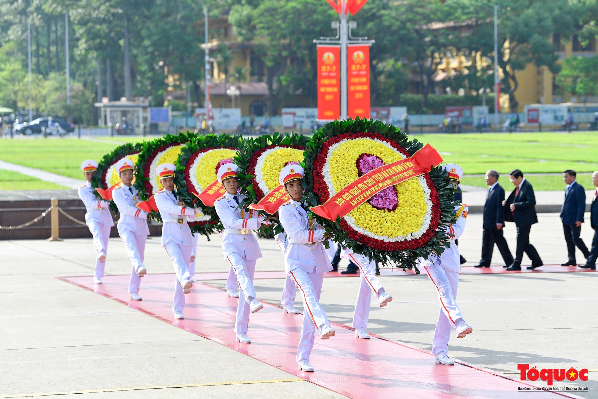 Lãnh đạo Đảng, Nhà nước dâng hương tưởng niệm các Anh hùng liệt sỹ và vào Lăng viếng Chủ tịch Hồ Chí Minh - Ảnh 7.
