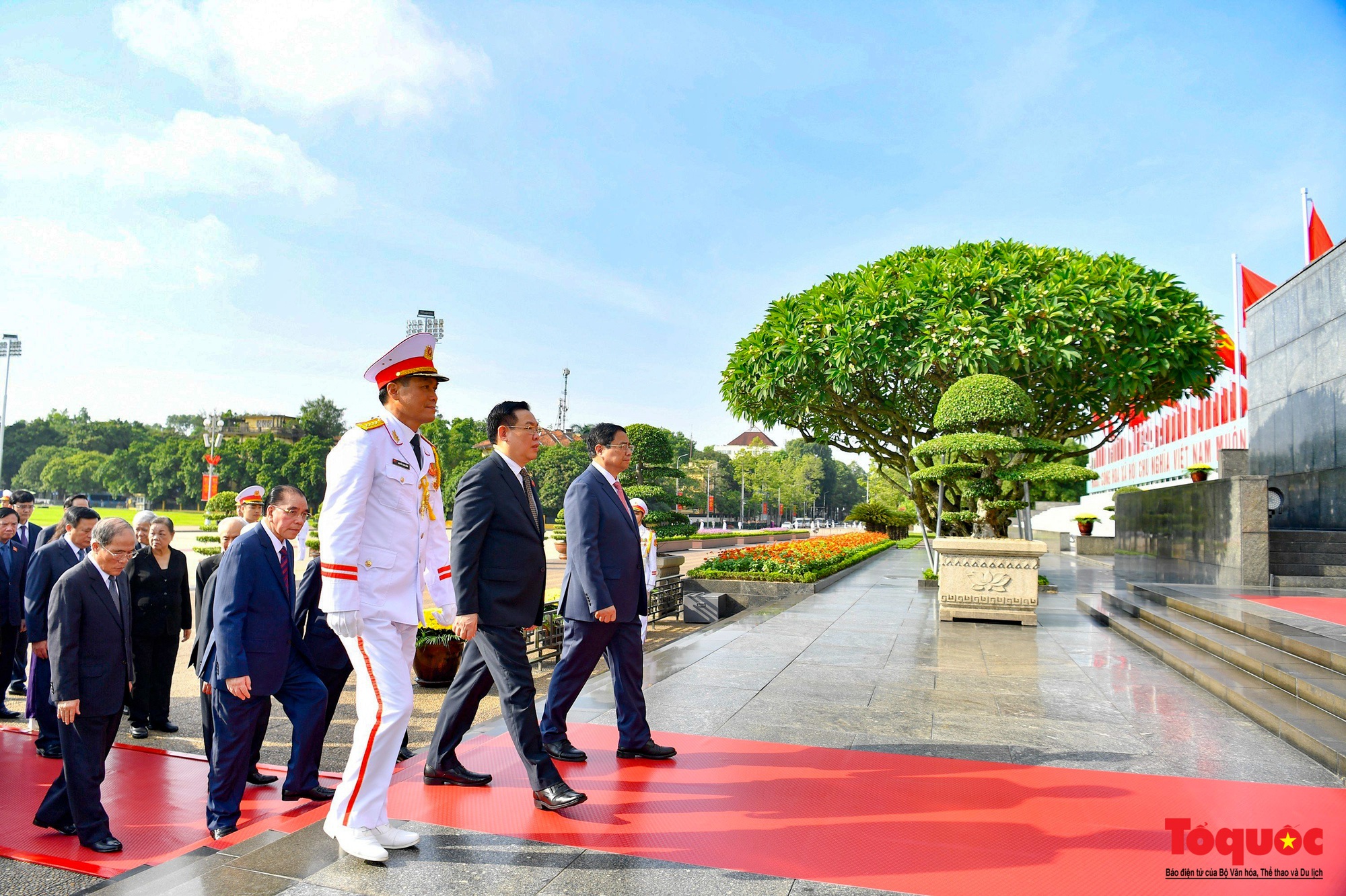 Lãnh đạo Đảng, Nhà nước dâng hương tưởng niệm các Anh hùng liệt sỹ và vào Lăng viếng Chủ tịch Hồ Chí Minh - Ảnh 9.