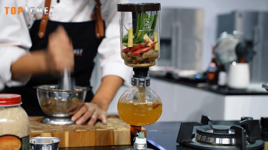 Thưởng thức ẩm thực dưới góc nhìn… thời trang, Quỳnh Anh Shyn chia sẻ nhiều cảm nhận bất ngờ tại Top Chef - Ảnh 3.