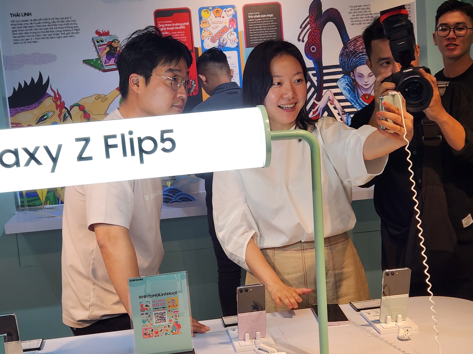 Khách hàng tận hưởng công nghệ chụp ảnh từ mặt lưng của Galaxy Z Flip5