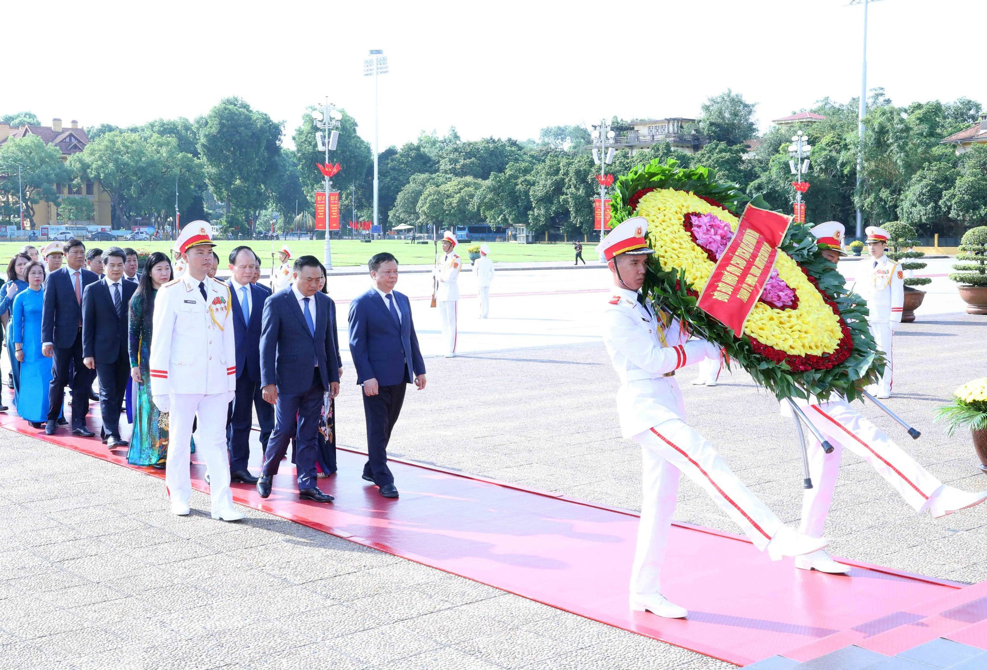 Lãnh đạo Đảng, Nhà nước dâng hương tưởng niệm các Anh hùng liệt sỹ và vào Lăng viếng Chủ tịch Hồ Chí Minh - Ảnh 11.