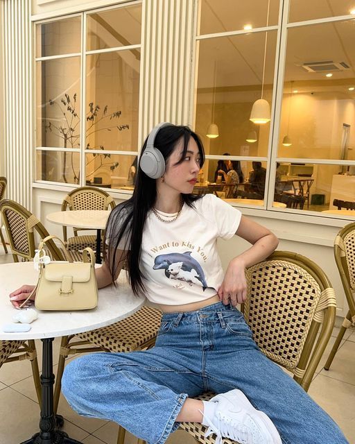 Công thức mặc đẹp đơn giản cho chị em khi đi đu concert: Áo crop top + quần jeans - Ảnh 5.