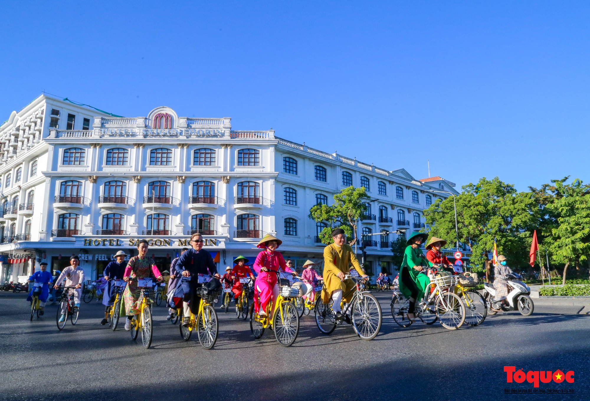 Hàng trăm người đạp xe tuần hành hưởng ứng Tuần lễ Áo dài cộng đồng Huế - Ảnh 10.