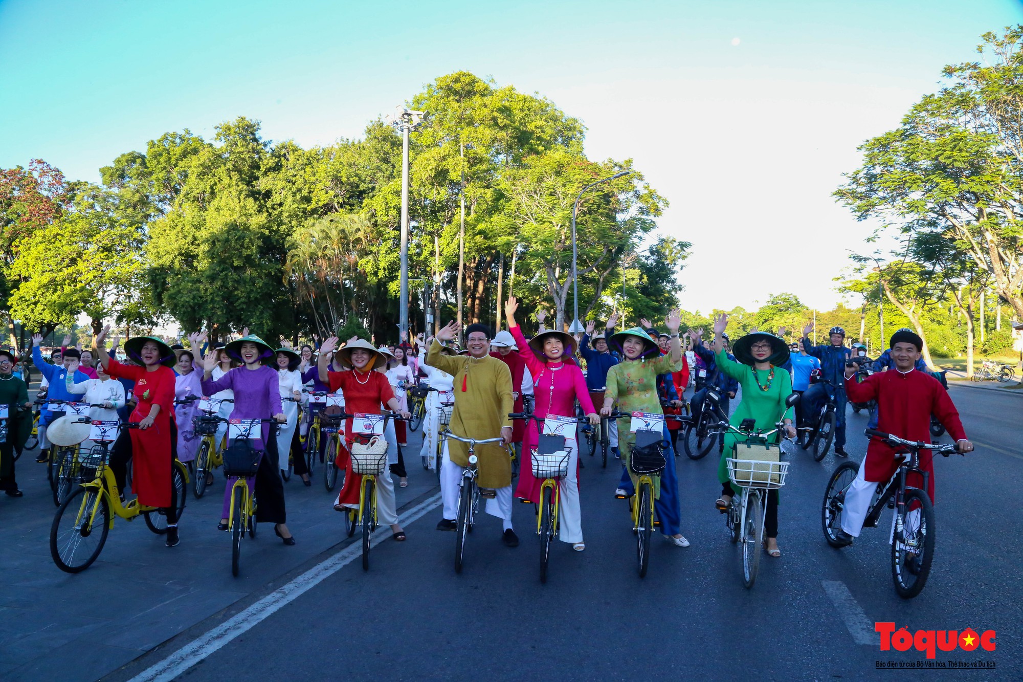 Hàng trăm người đạp xe tuần hành hưởng ứng Tuần lễ Áo dài cộng đồng Huế - Ảnh 4.