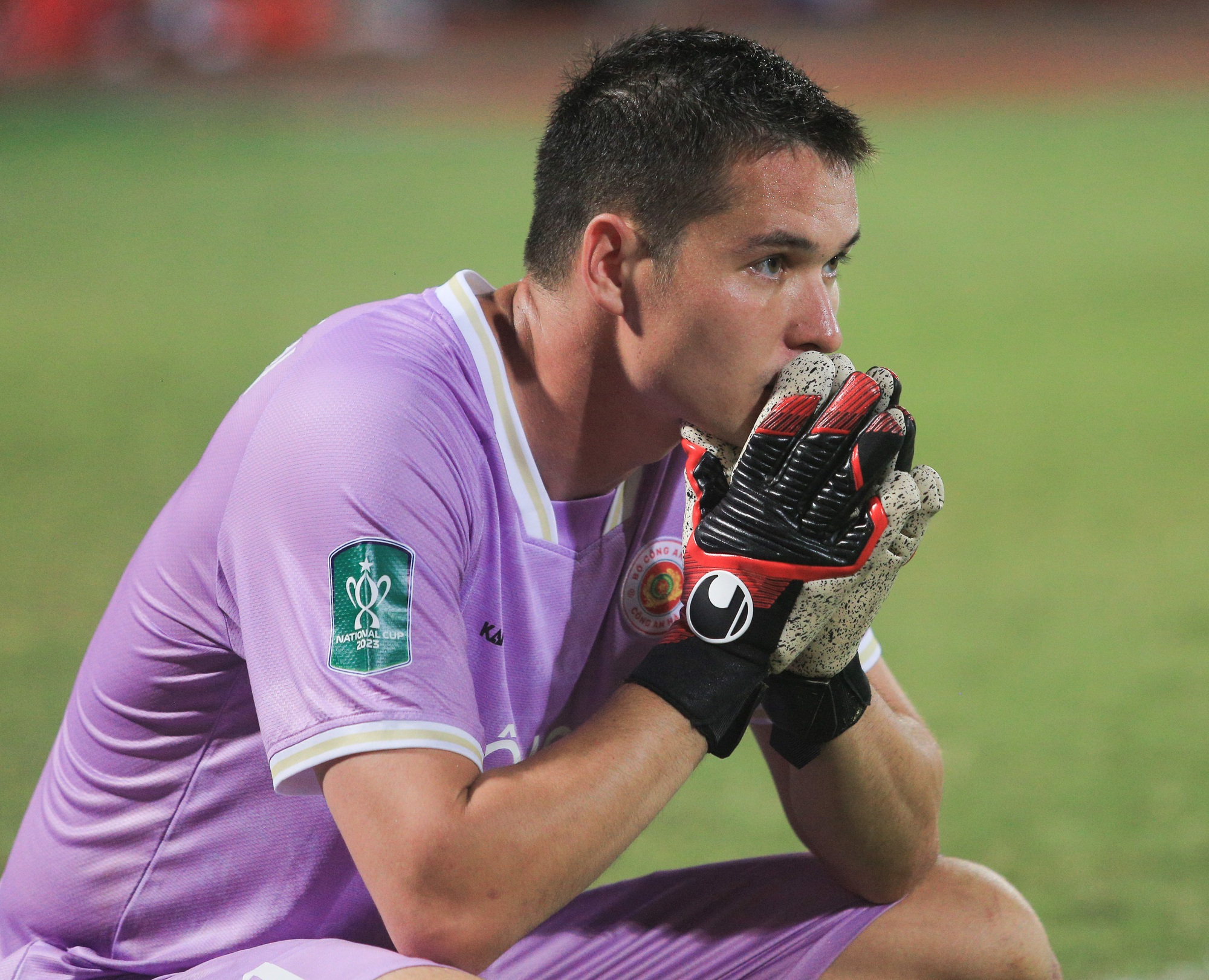 Filip Nguyễn bần thần sau trận thua, thủ môn Việt kiều hay nhưng V.League không dễ dàng