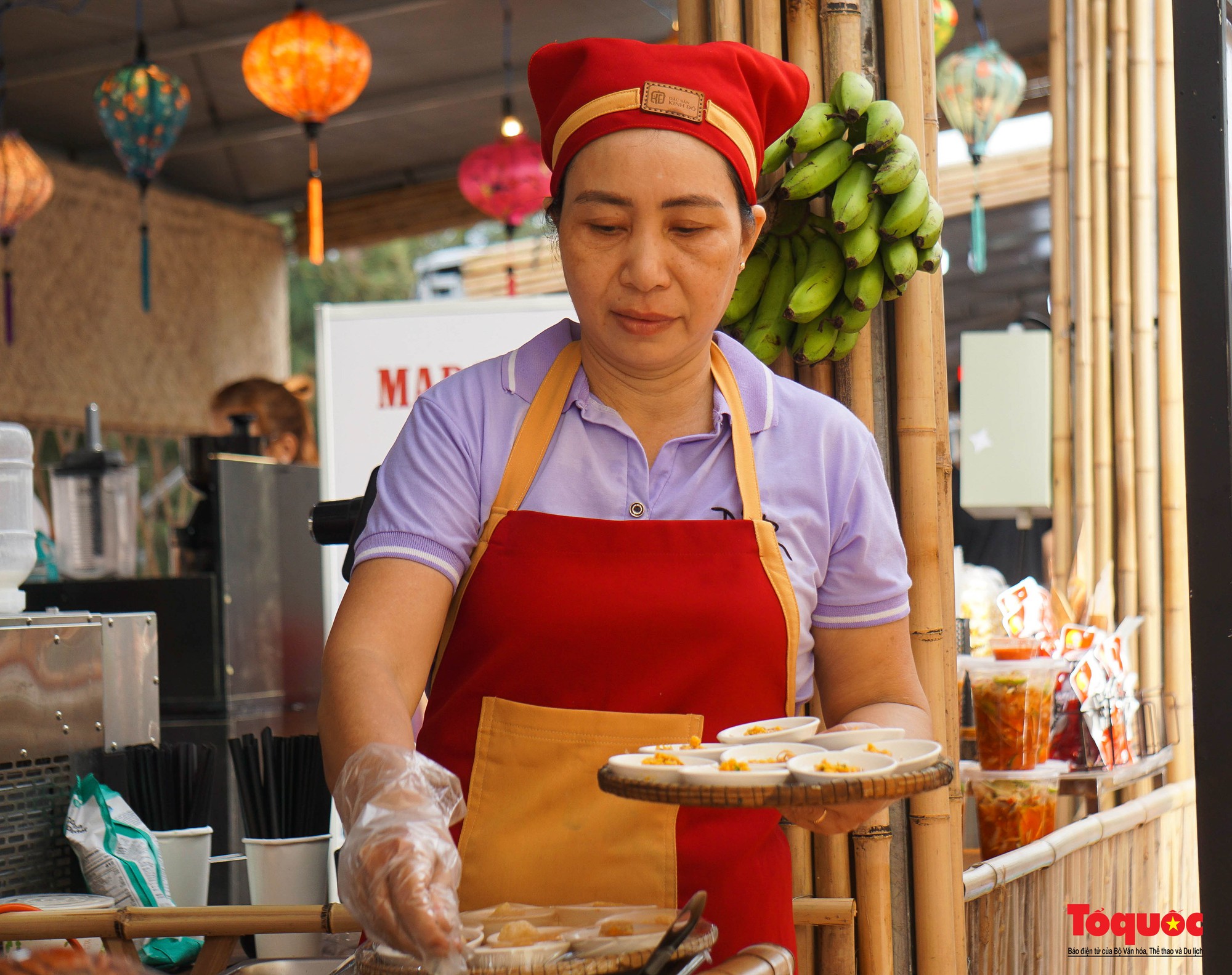 Khách quốc tế thích thú trải nghiệm nghề truyền thống, thưởng thức ẩm thực Việt Nam - Ảnh 2.
