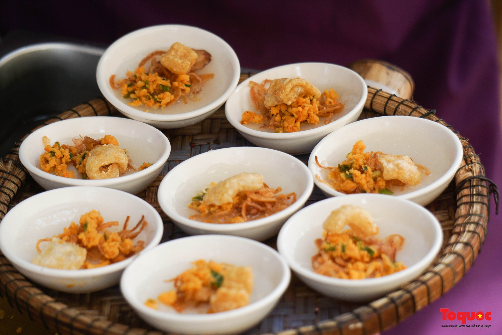 Khách quốc tế thích thú trải nghiệm nghề truyền thống, thưởng thức ẩm thực Việt Nam - Ảnh 3.