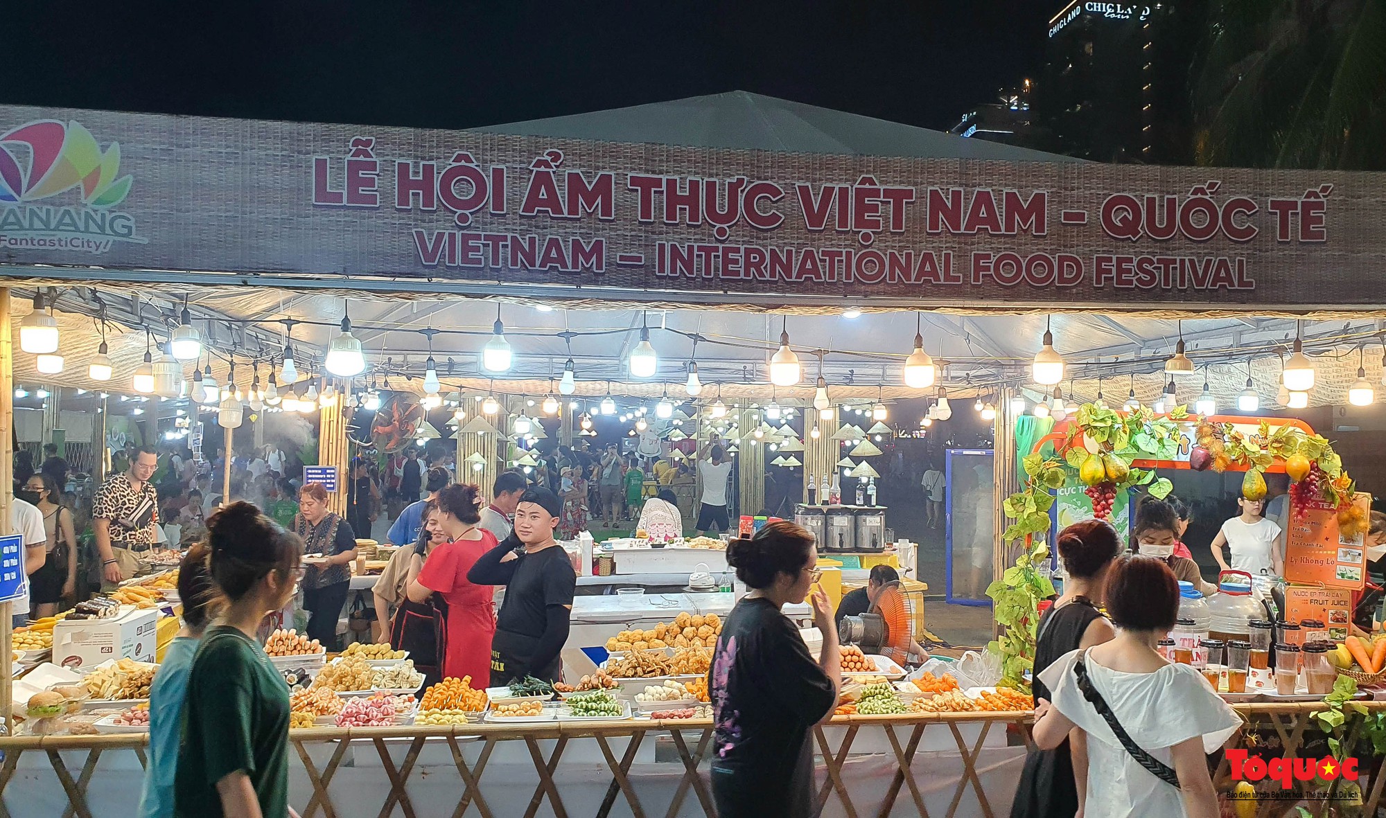 Khách quốc tế thích thú trải nghiệm nghề truyền thống, thưởng thức ẩm thực Việt Nam - Ảnh 4.
