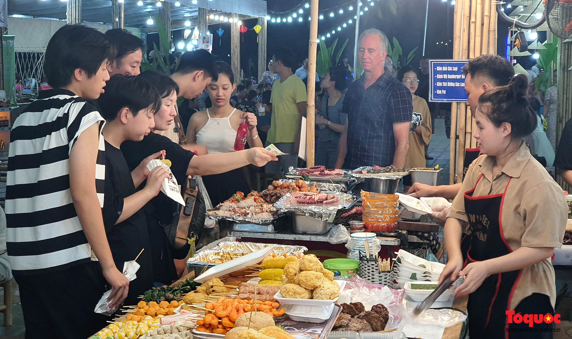 Khách quốc tế thích thú trải nghiệm nghề truyền thống, thưởng thức ẩm thực Việt Nam - Ảnh 5.