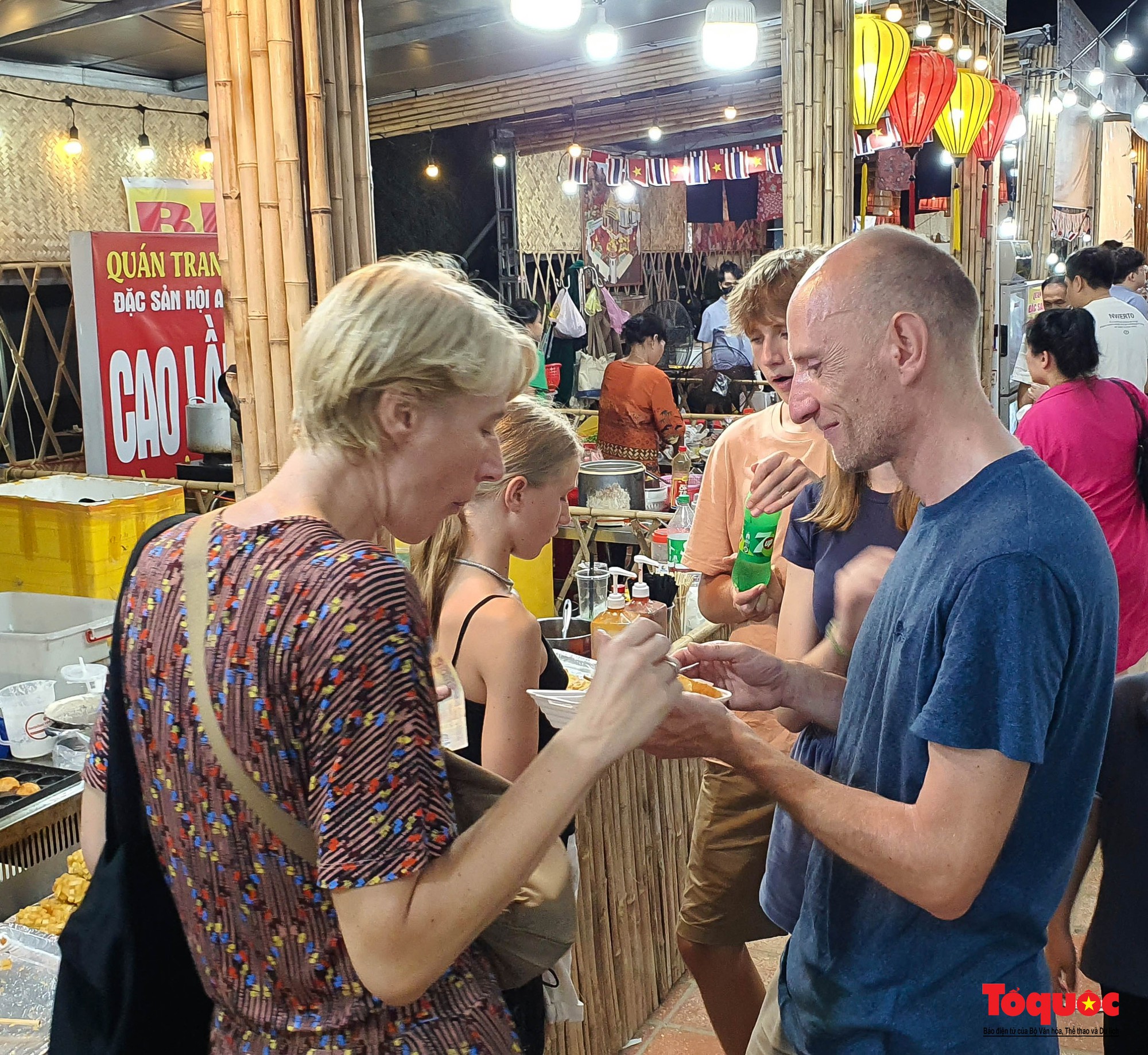 Khách quốc tế thích thú trải nghiệm nghề truyền thống, thưởng thức ẩm thực Việt Nam - Ảnh 6.