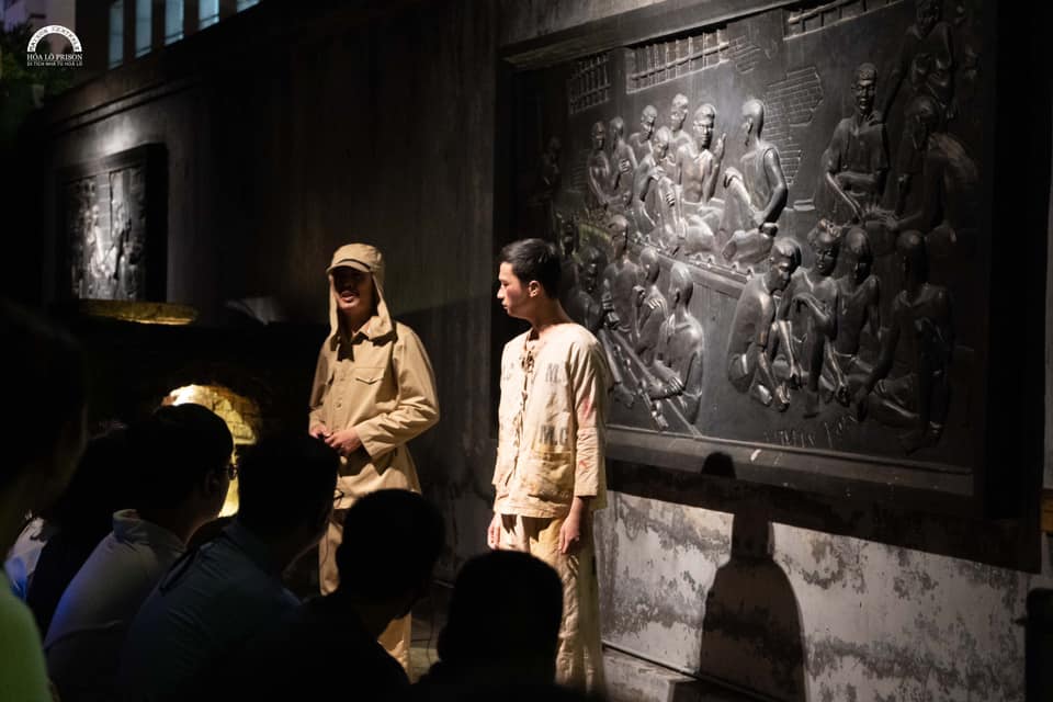 Trải nghiệm Hà Nội về đêm với tour thăm bảo tàng, tận mắt thấy những sản phẩm ký ức - Ảnh 2.