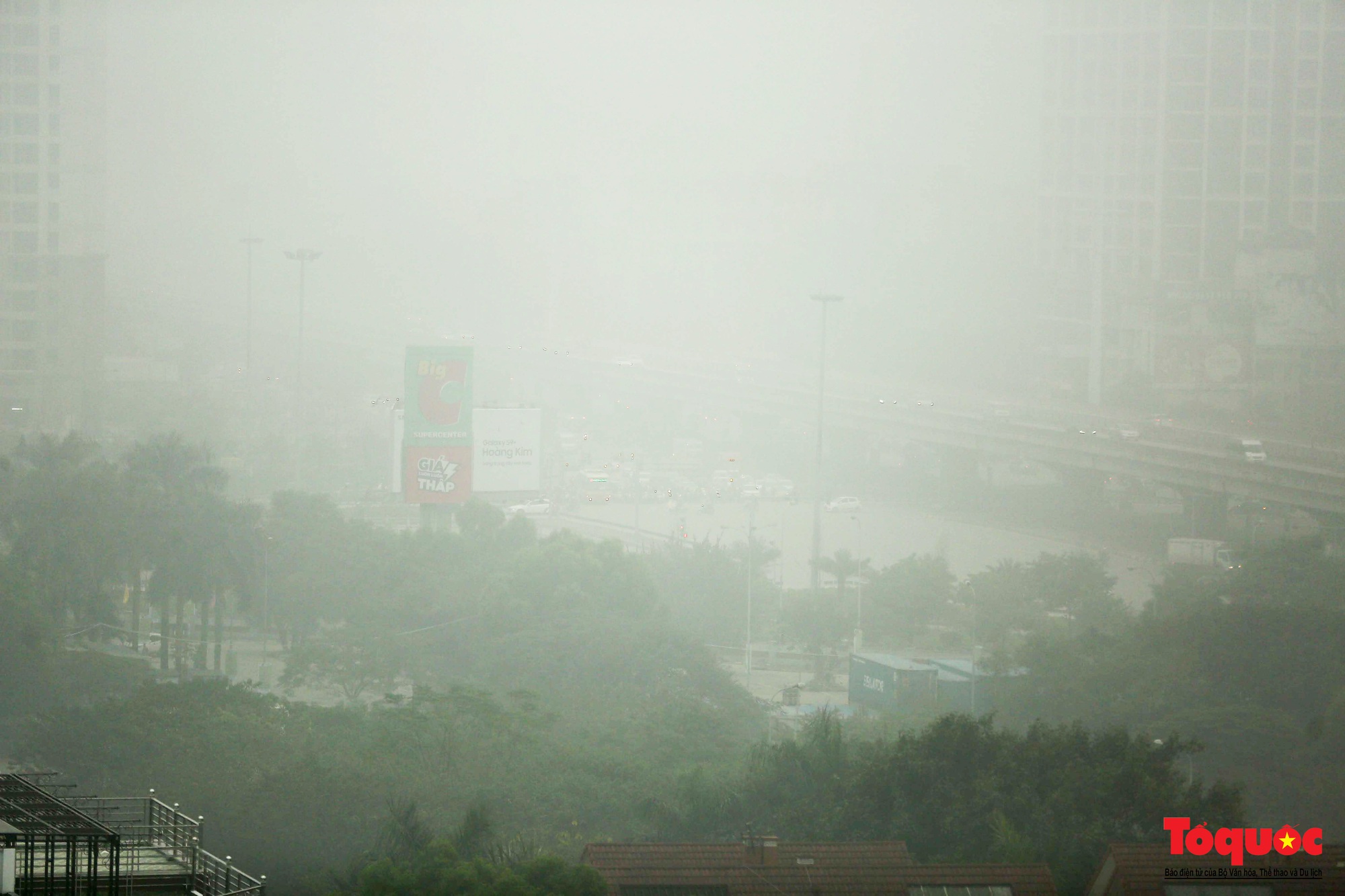 Hà Nội mưa phùn sương mù dày đặc, chỉ số ô nhiễm không khí lại tăng cao - Ảnh 4.