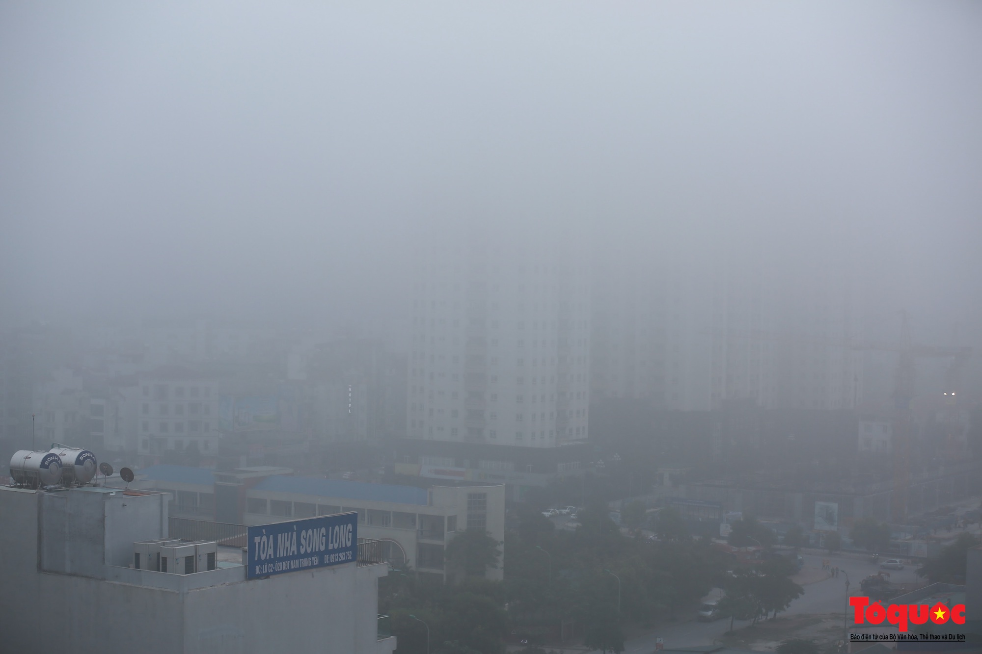 Hà Nội mưa phùn sương mù dày đặc, chỉ số ô nhiễm không khí lại tăng cao - Ảnh 3.