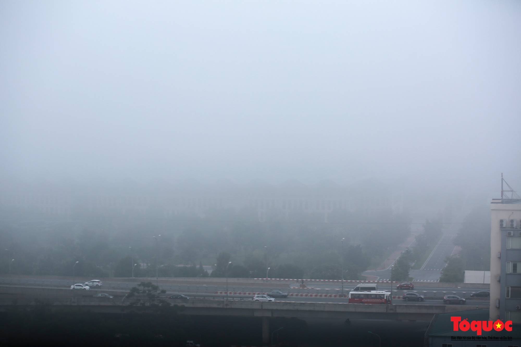 Hà Nội mưa phùn sương mù dày đặc, chỉ số ô nhiễm không khí lại tăng cao - Ảnh 2.