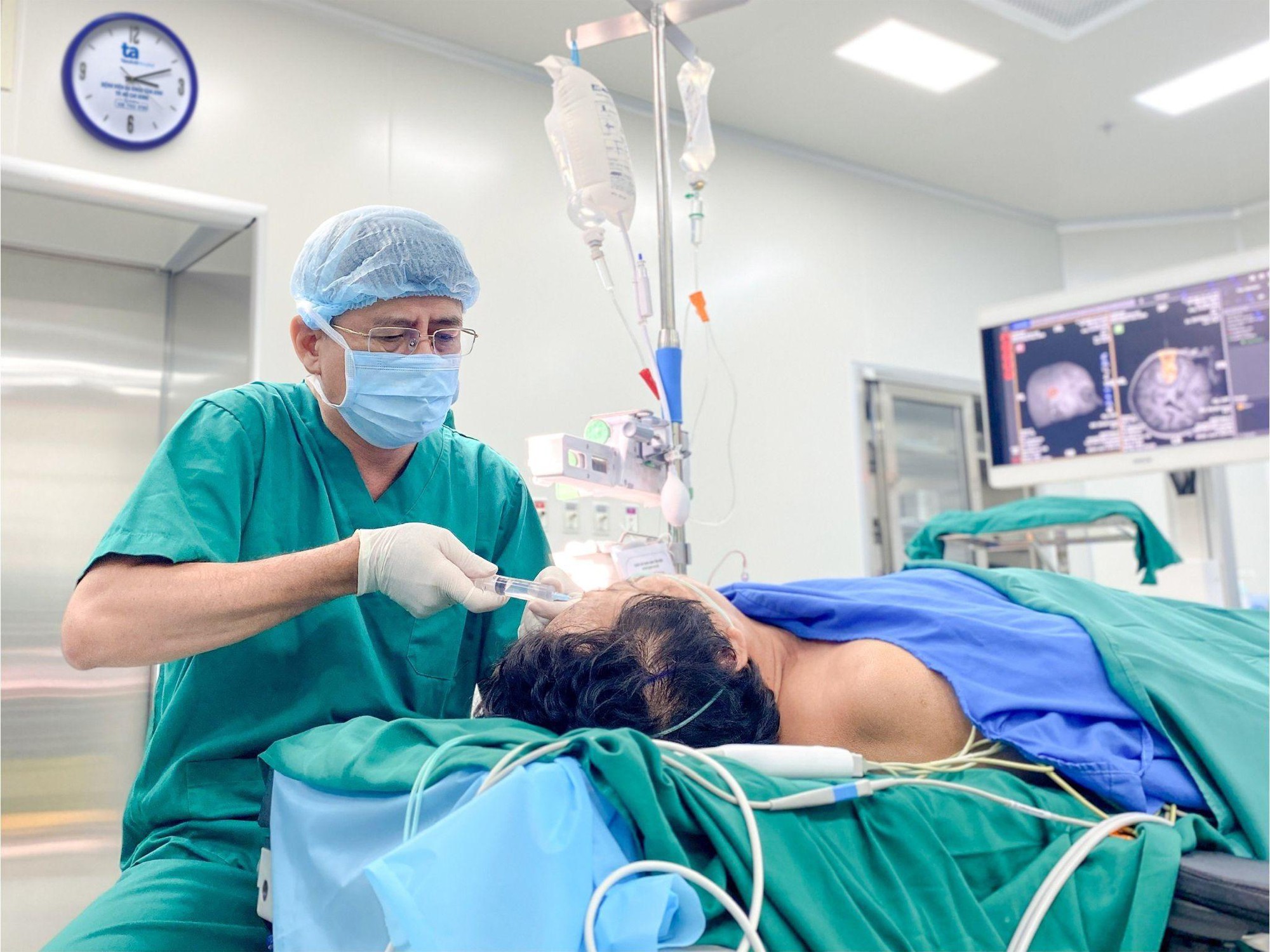 Một bệnh viện ở Việt Nam mổ não tỉnh thức bằng robot AI: bệnh nhân hát trong lúc đang mổ - Ảnh 2.