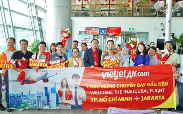 MET E&M tự hào là đơn vị đồng hành tổ chức Famtrip trên chuyến bay đầu tiên TP.HCM đến Jakarta - Ảnh 1.