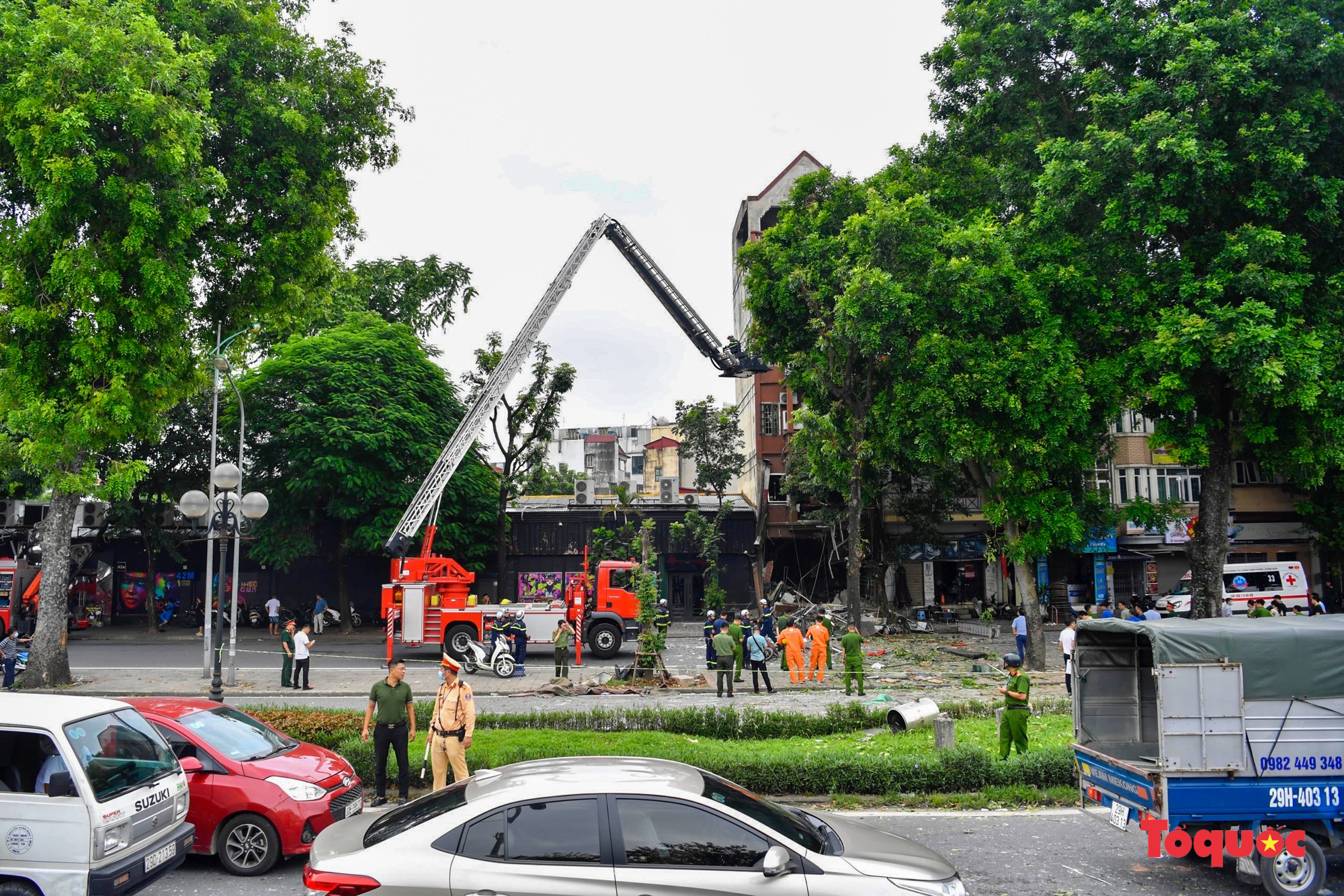 Hiện trường vụ nổ khí gas tại phố Yên Phụ khiến nhiều người bị thương - Ảnh 1.