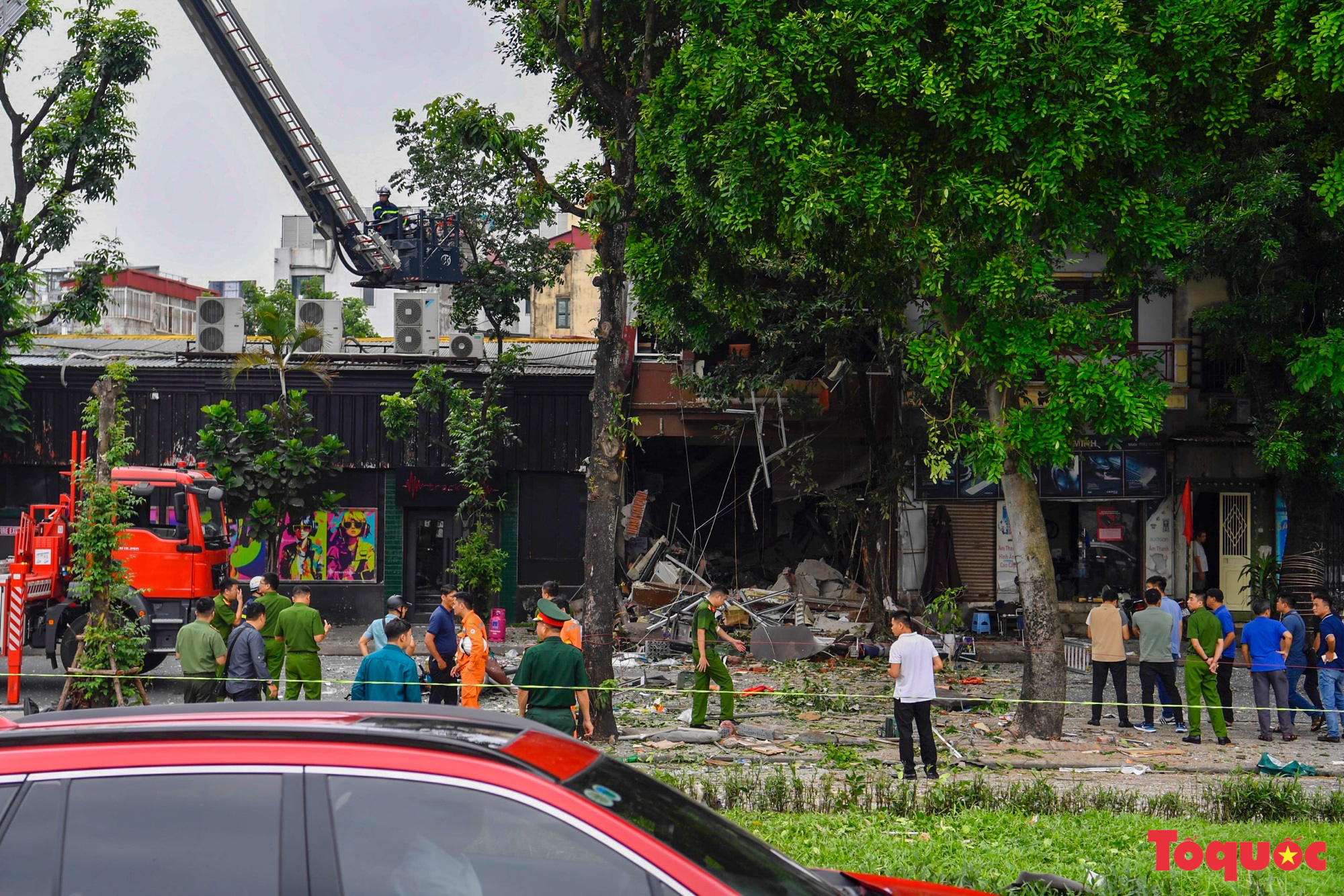 Hiện trường vụ nổ khí gas tại phố Yên Phụ khiến nhiều người bị thương - Ảnh 5.