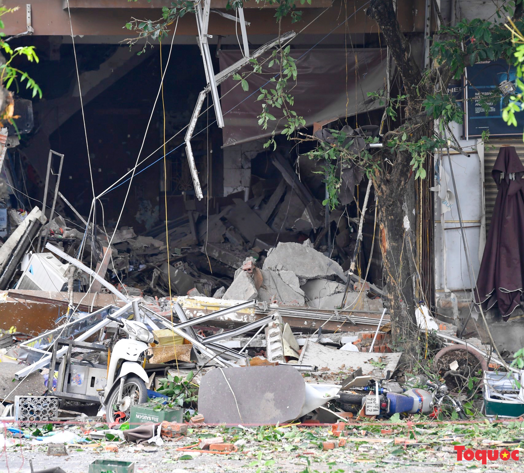 Hiện trường vụ nổ khí gas tại phố Yên Phụ khiến nhiều người bị thương - Ảnh 7.