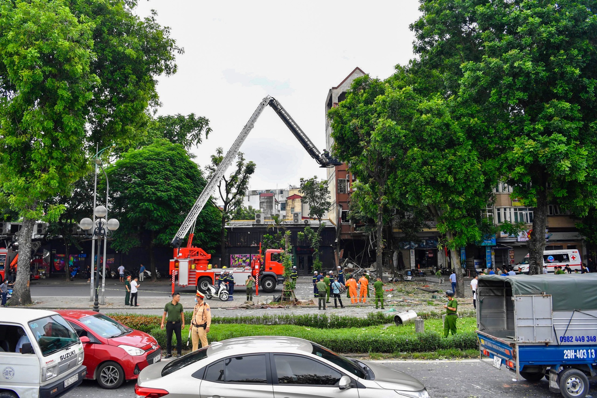 Hiện trường vụ nổ khí gas tại phố Yên Phụ khiến nhiều người bị thương - Ảnh 9.