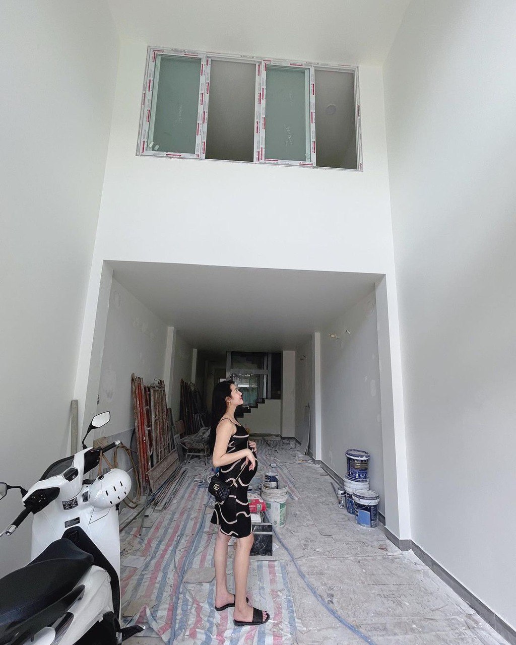 Bên trong tổ ấm 400m2 của Karen Nguyễn: Chỉ hoàn thiện 80% vì “cạn tiền”, chú trọng phòng gym và studio trong nhà