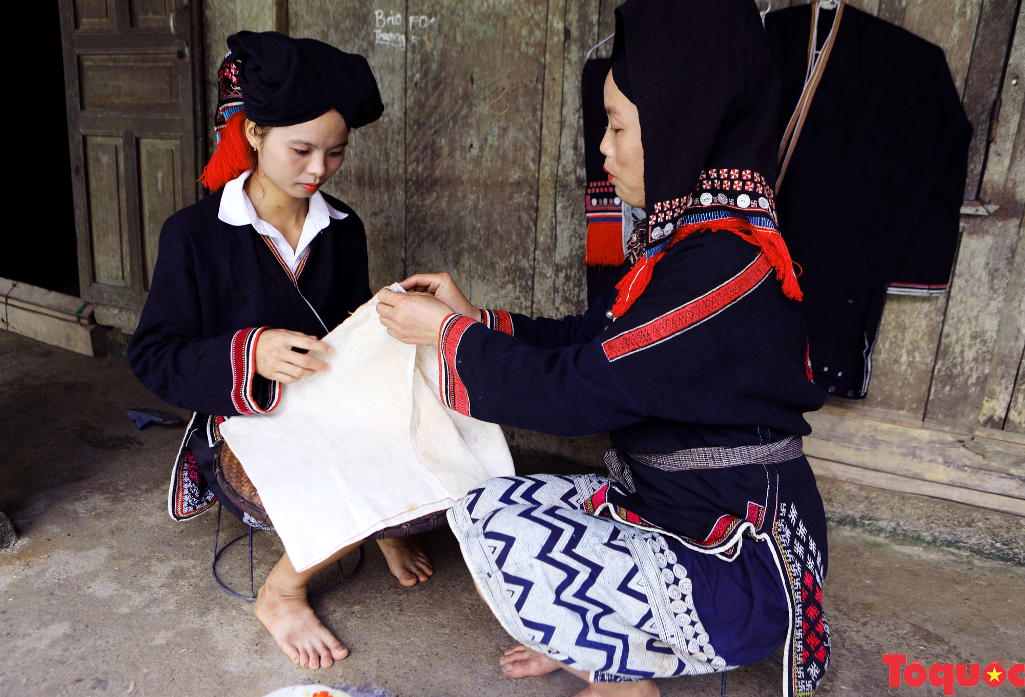 In vải bằng sáp ong nét đẹp văn hóa của đồng bào Dao Tiền Phú Thọ  - Ảnh 1.