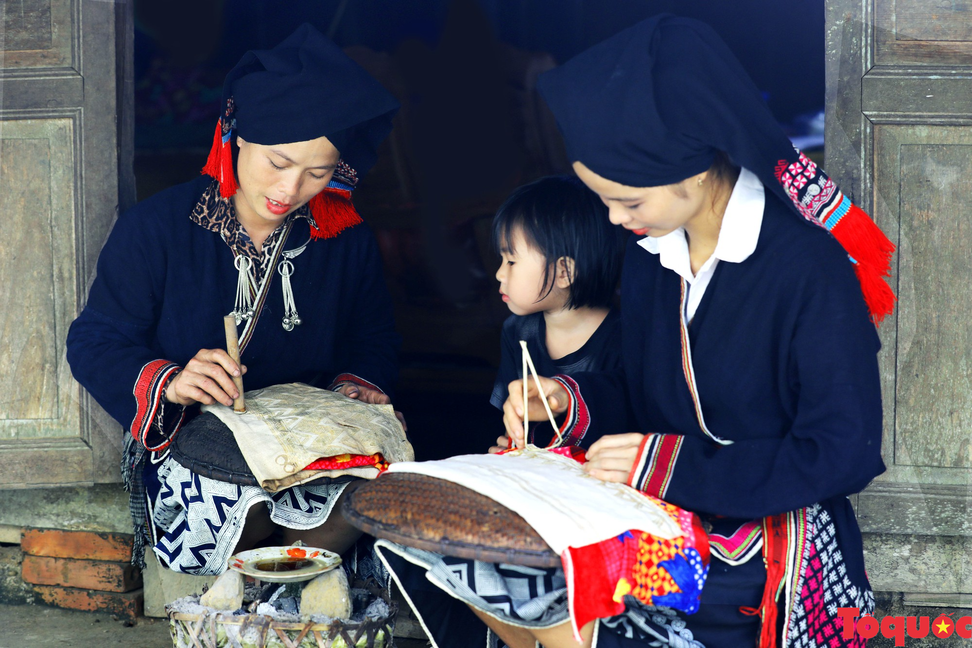 In vải bằng sáp ong nét đẹp văn hóa của đồng bào Dao Tiền Phú Thọ  - Ảnh 11.