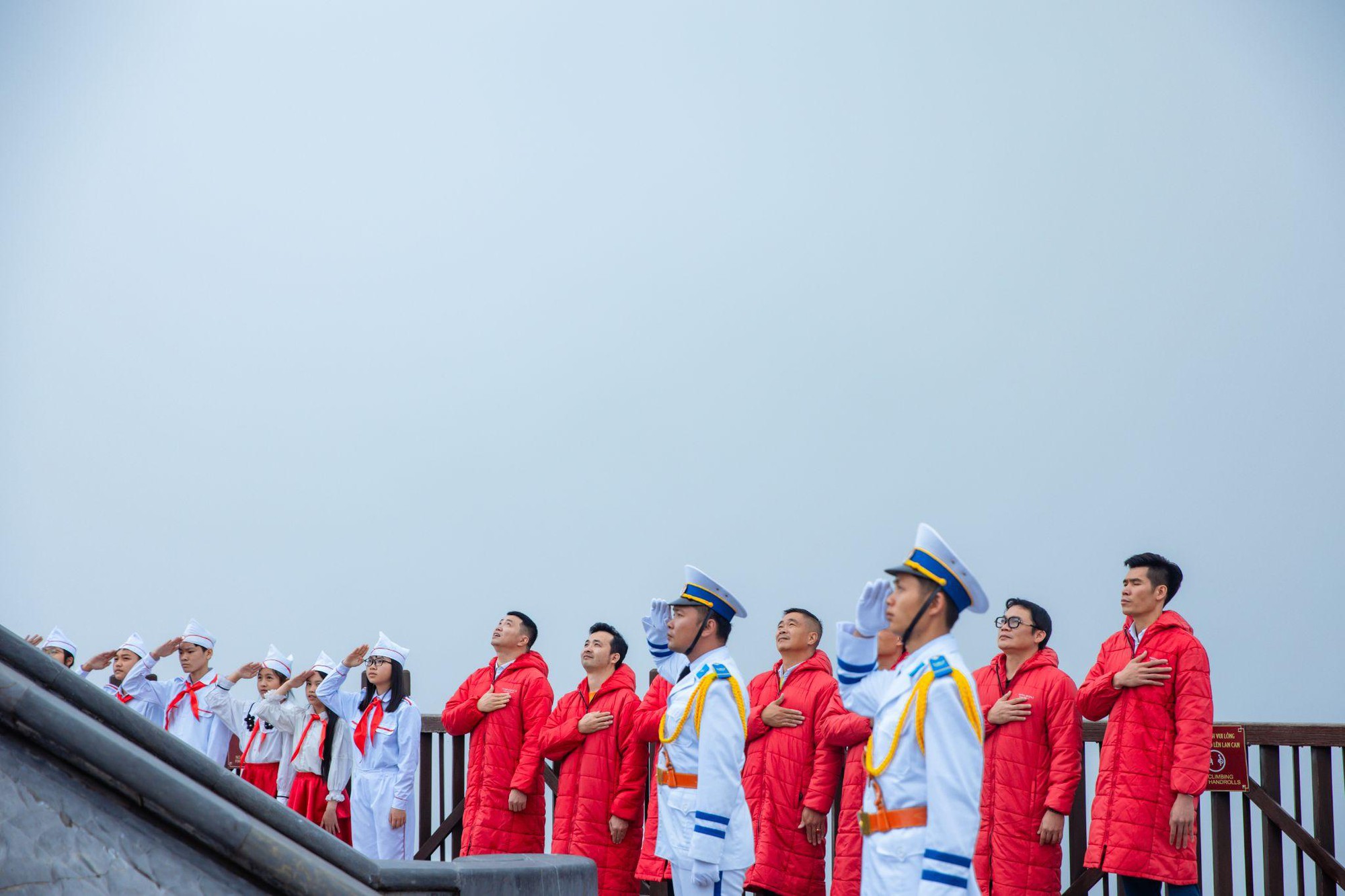 Đội tuyển nữ Việt Nam rước đuốc, thượng cờ trên đỉnh thiêng Fansipan - Ảnh 1.