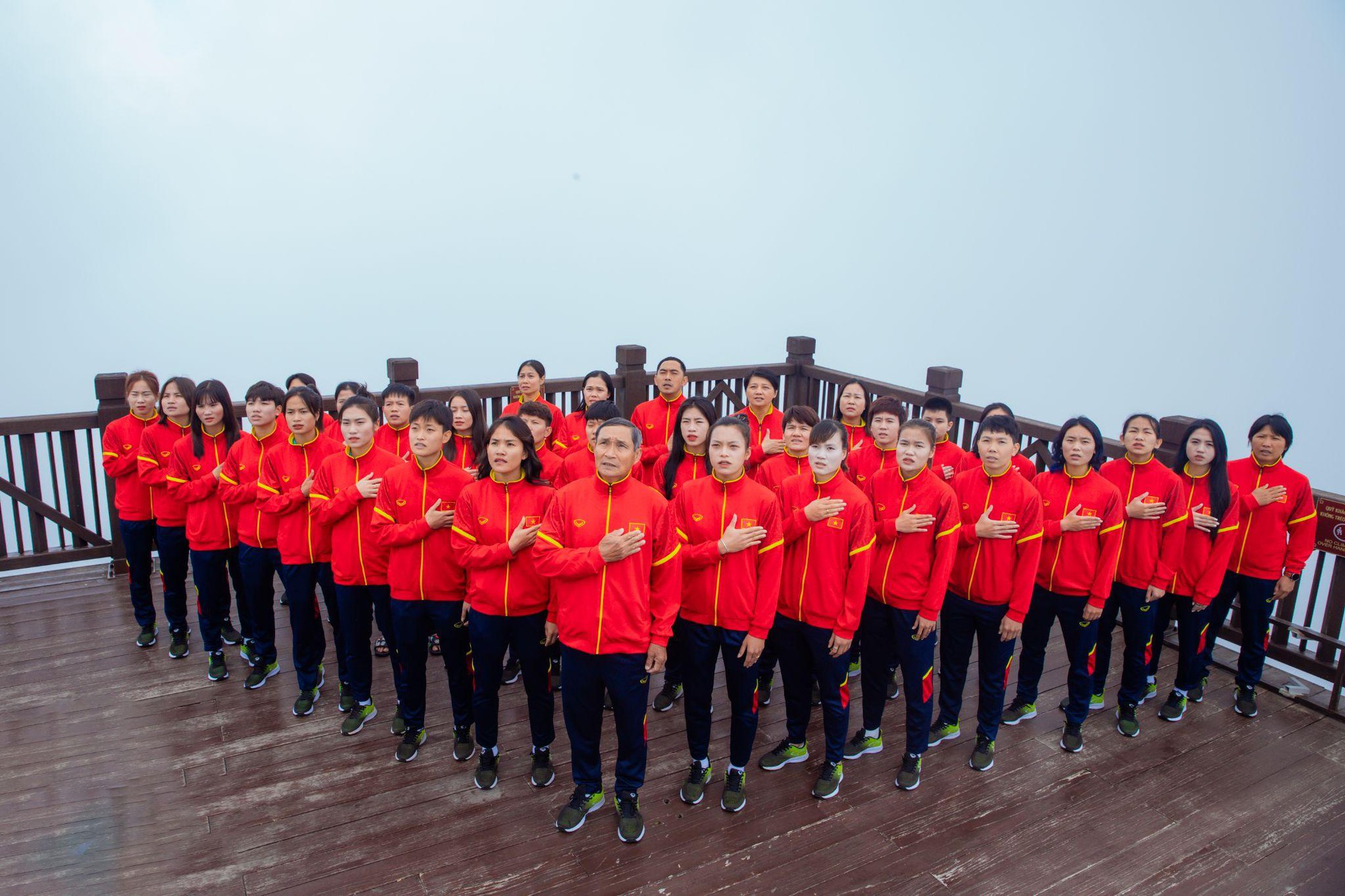 Đội tuyển nữ Việt Nam rước đuốc, thượng cờ trên đỉnh thiêng Fansipan - Ảnh 2.