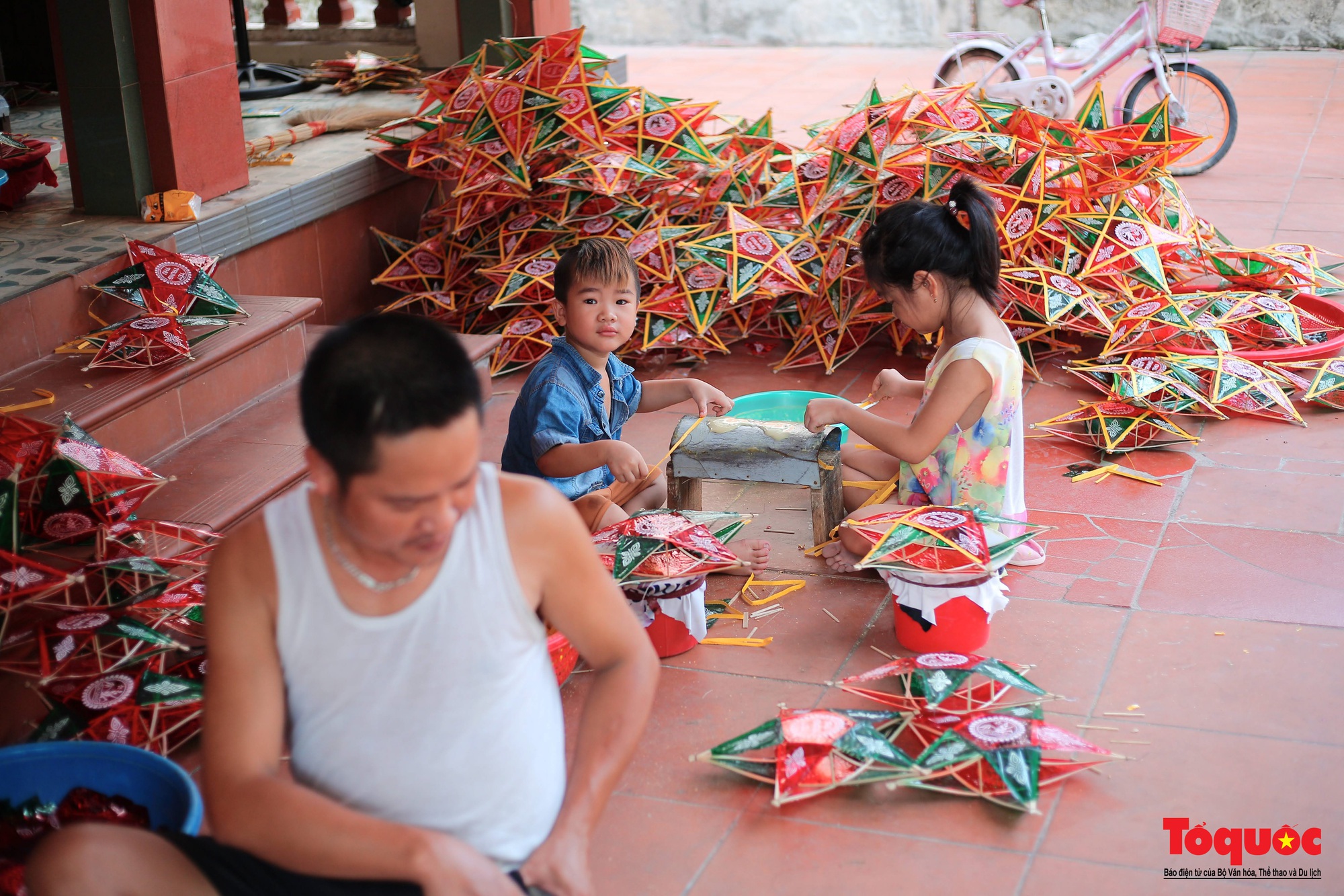 Gia đình "giữ lửa" nghề làm đèn ông sao truyền thống - 11