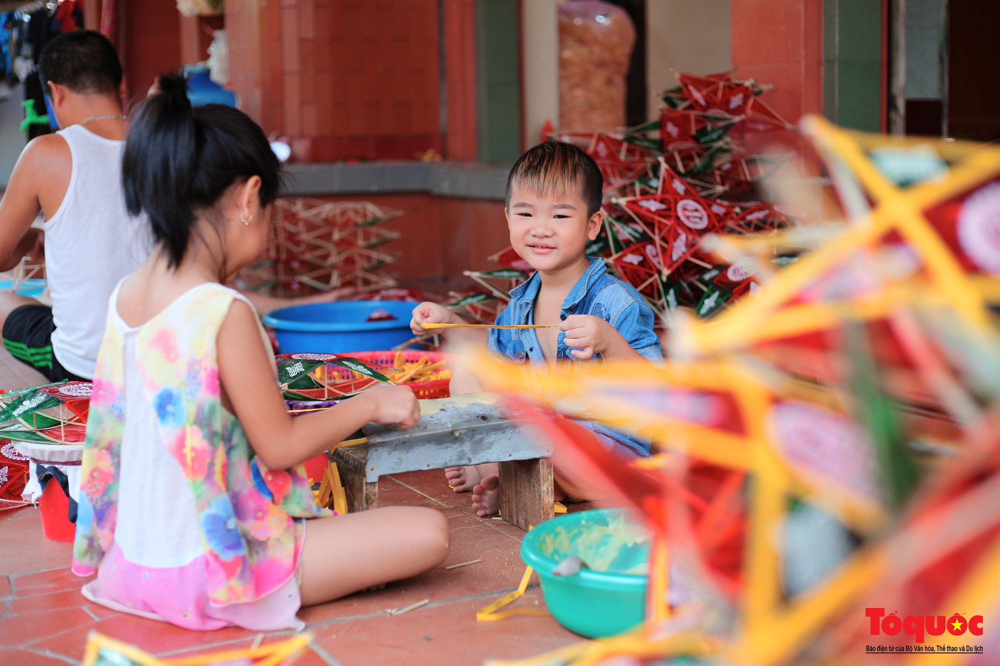 Gia đình "giữ lửa" nghề làm đèn ông sao truyền thống - 14