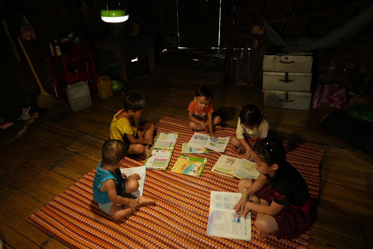 Đèn năng lượng mặt trời mang ánh sáng cho hàng trăm hộ gia đình huyện Nam Trà My - Ảnh 1.