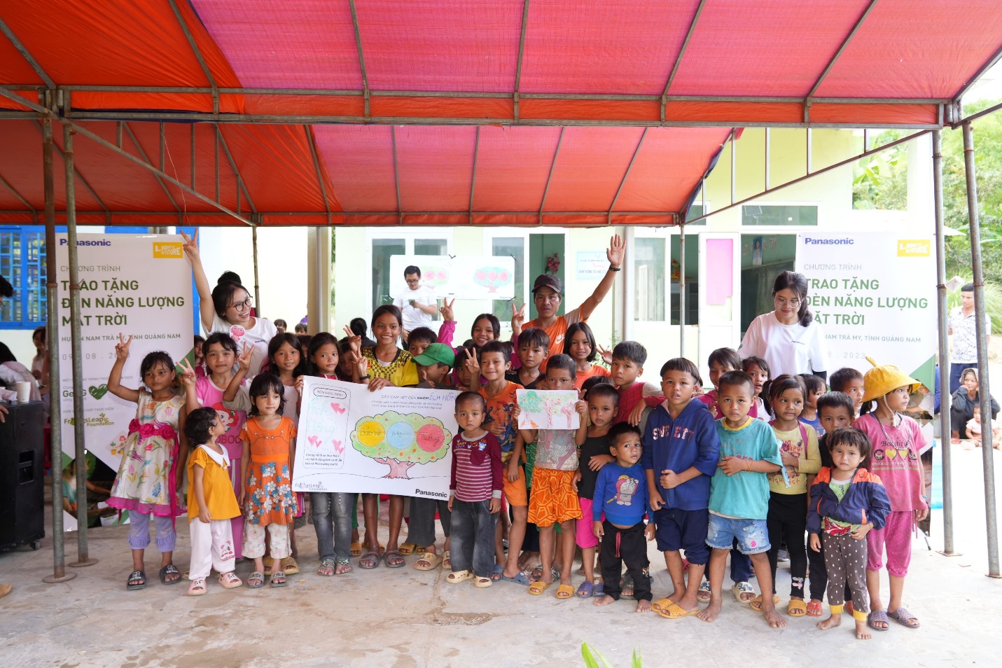 Đèn năng lượng mặt trời mang ánh sáng cho hàng trăm hộ gia đình huyện Nam Trà My - Ảnh 2.
