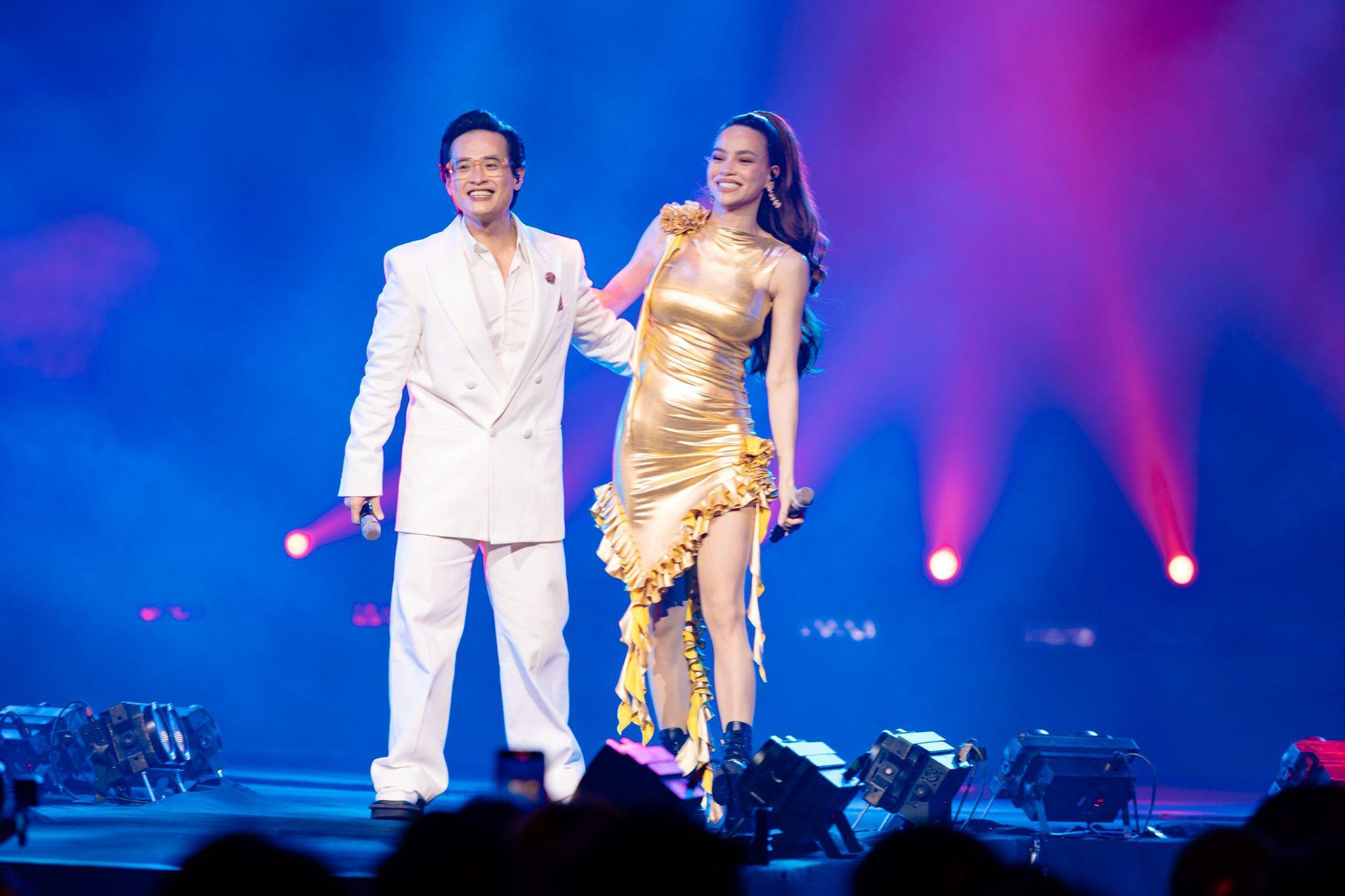 Hà Anh Tuấn và Hồ Ngọc Hà gây xúc động khi song ca loạt hit trong đêm nhạc “Thời Khắc Giao Thời” tại TP.HCM - Ảnh 4.