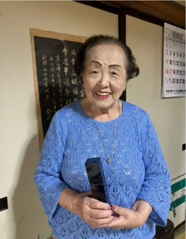 Cụ bà Nhật Bản đạt Kỷ lục Guinness là cố vấn sắc đẹp cao tuổi nhất thế giới, 100 tuổi vẫn chăm chỉ đi 7km/ngày vì một điều ý nghĩa - Ảnh 2.