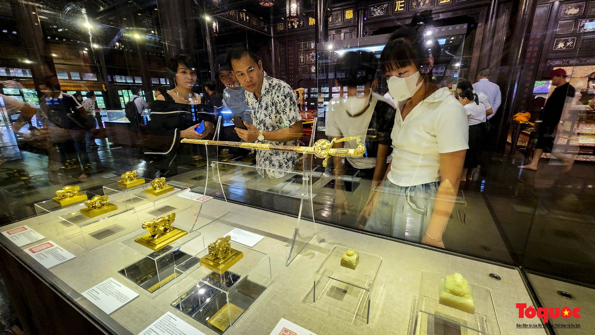 Du khách thích thú chiêm ngưỡng nhiều cổ vật quý từ thời vua Khải Định - Ảnh 4.