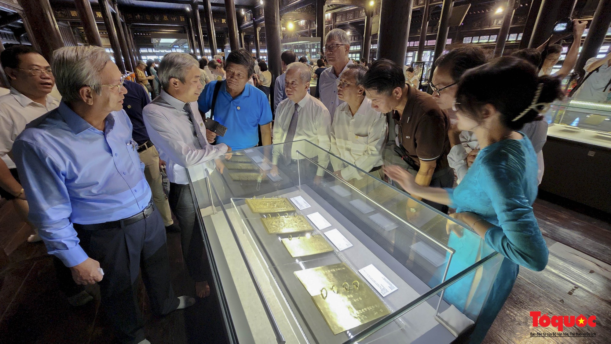 Du khách thích thú chiêm ngưỡng nhiều cổ vật quý từ thời vua Khải Định - Ảnh 3.