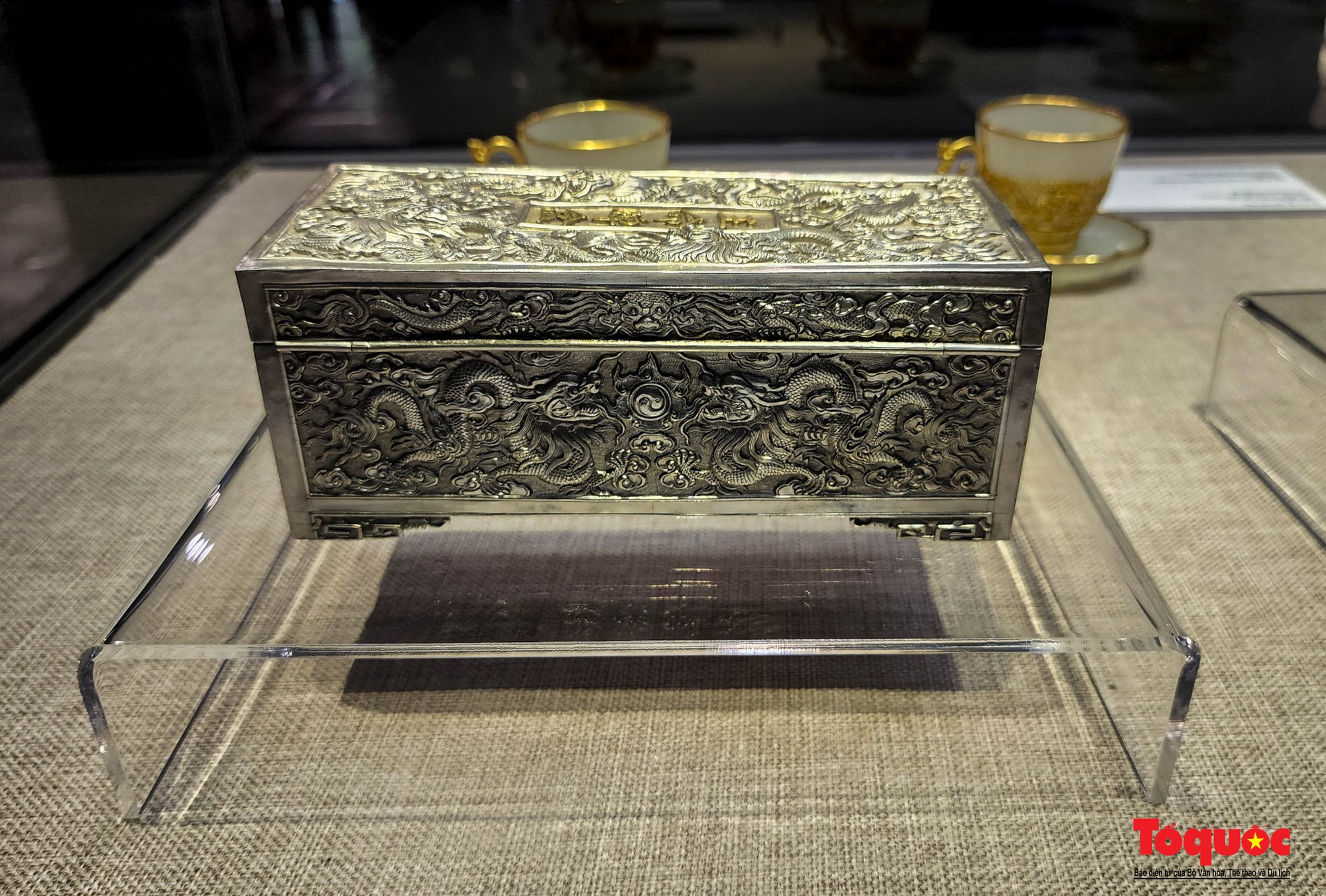 Du khách thích thú chiêm ngưỡng nhiều cổ vật quý từ thời vua Khải Định - Ảnh 16.