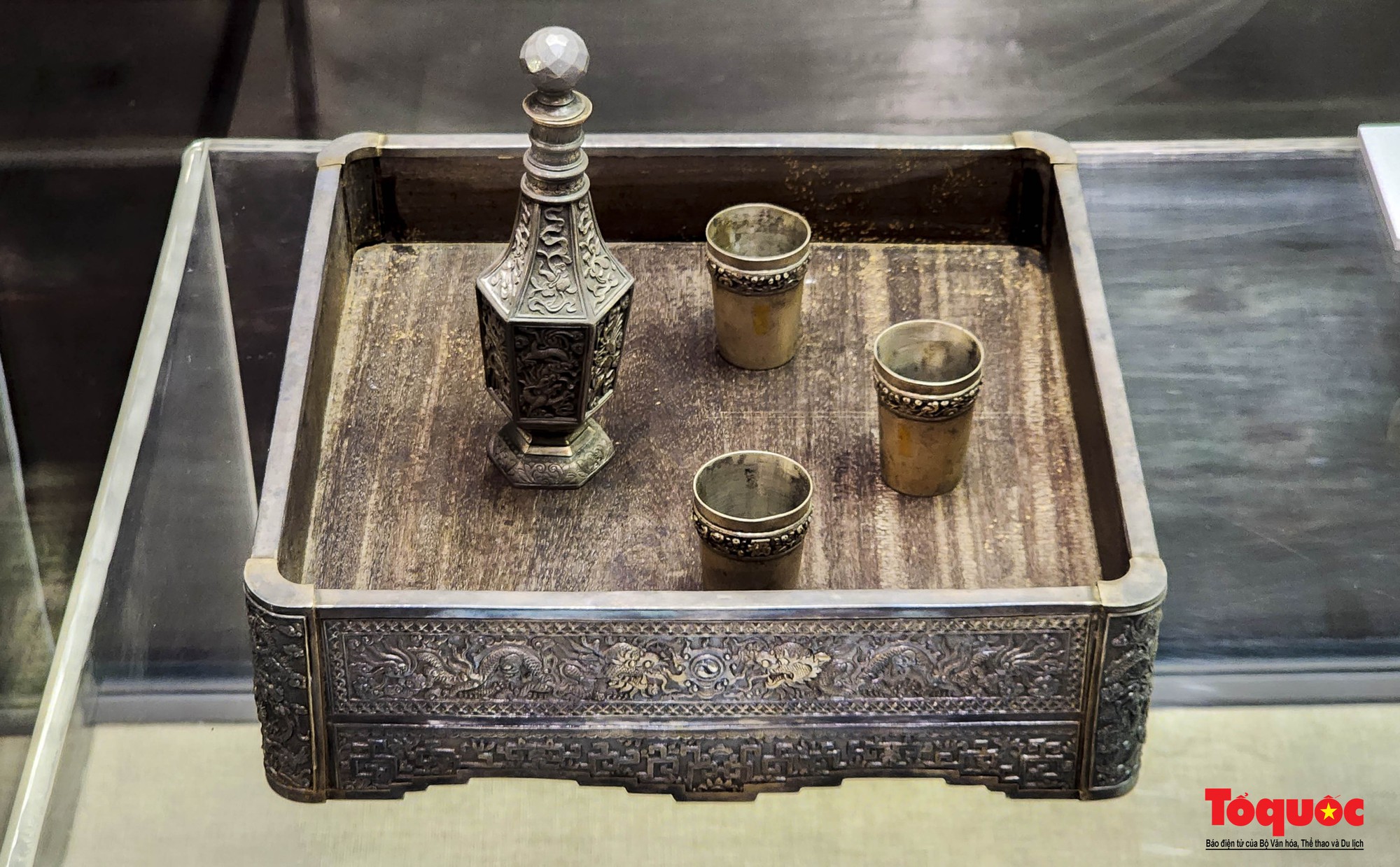 Du khách thích thú chiêm ngưỡng nhiều cổ vật quý từ thời vua Khải Định - Ảnh 15.